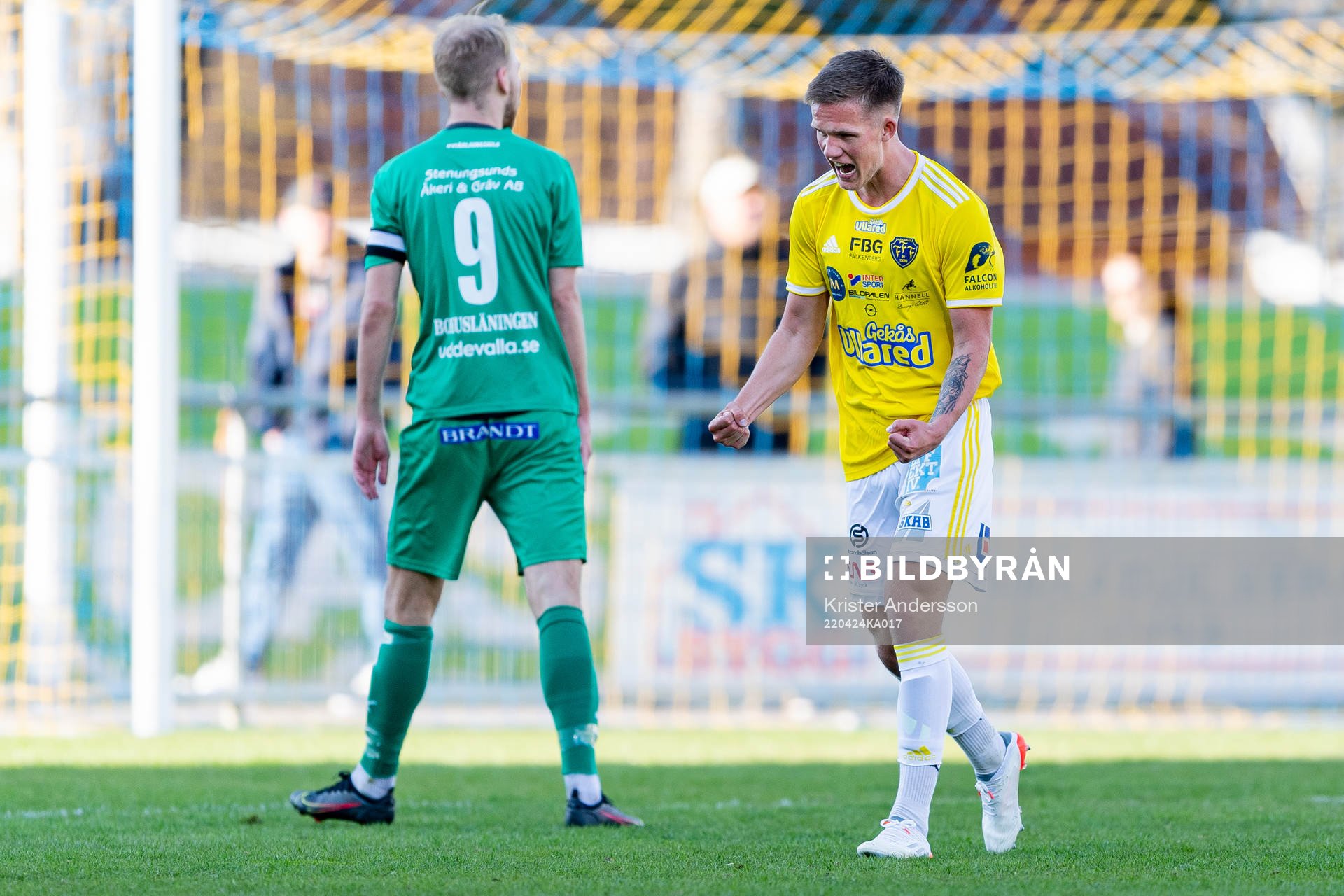 Falkenbergs Tim Stålheden jublar efter fotbollsmatchen i Ettan södra mellan Falkenberg och Ljungskile den 24 april 2022 i Falkenberg.