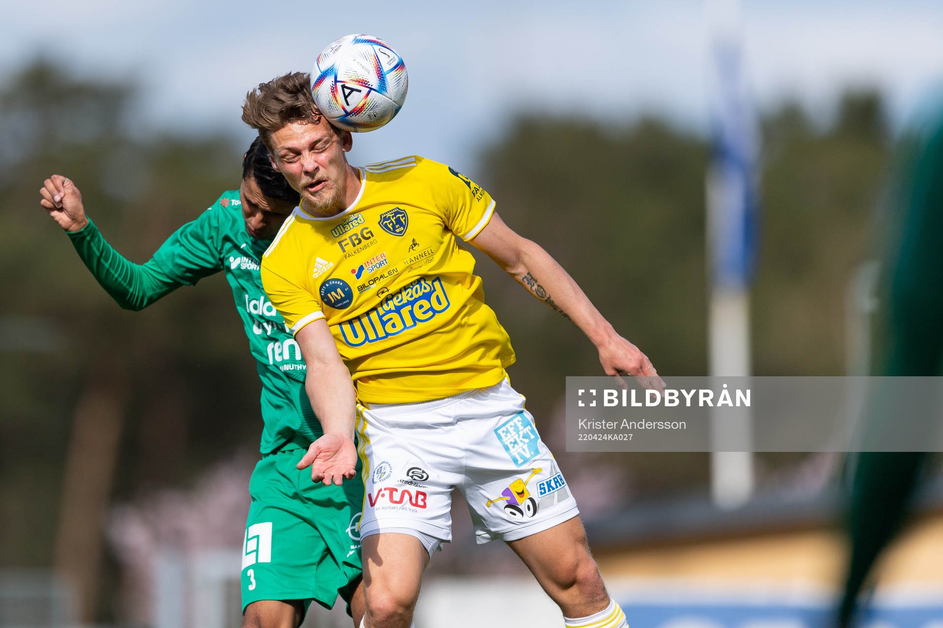 Ljungskiles Daniel Garcia Olsson och Falkenbergs Robin Hofsö under fotbollsmatchen i Ettan södra mellan Falkenberg och Ljungskile den 24 april 2022 i Falkenberg.