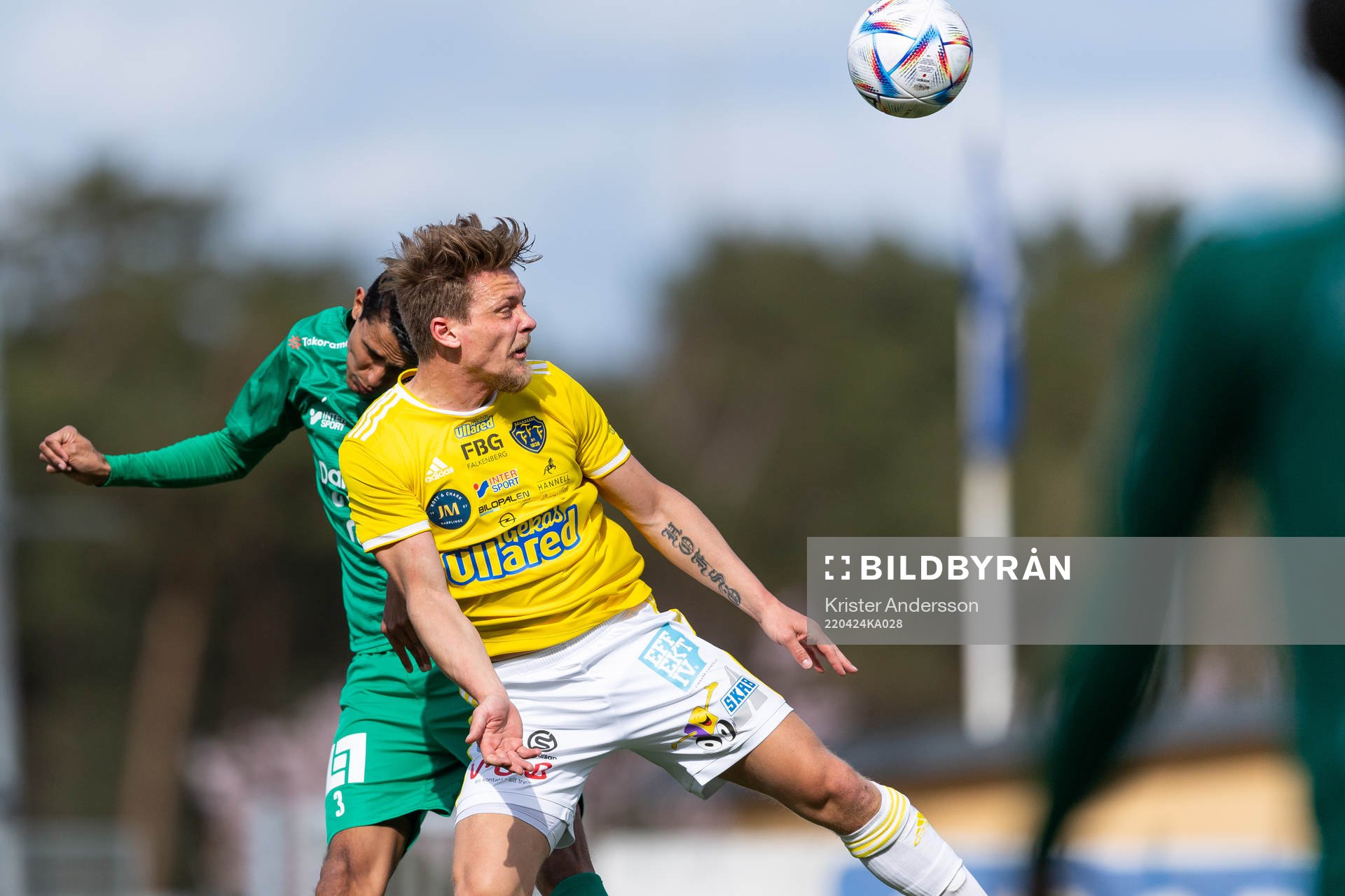 Ljungskiles Daniel Garcia Olsson och Falkenbergs Robin Hofsö under fotbollsmatchen i Ettan södra mellan Falkenberg och Ljungskile den 24 april 2022 i Falkenberg.