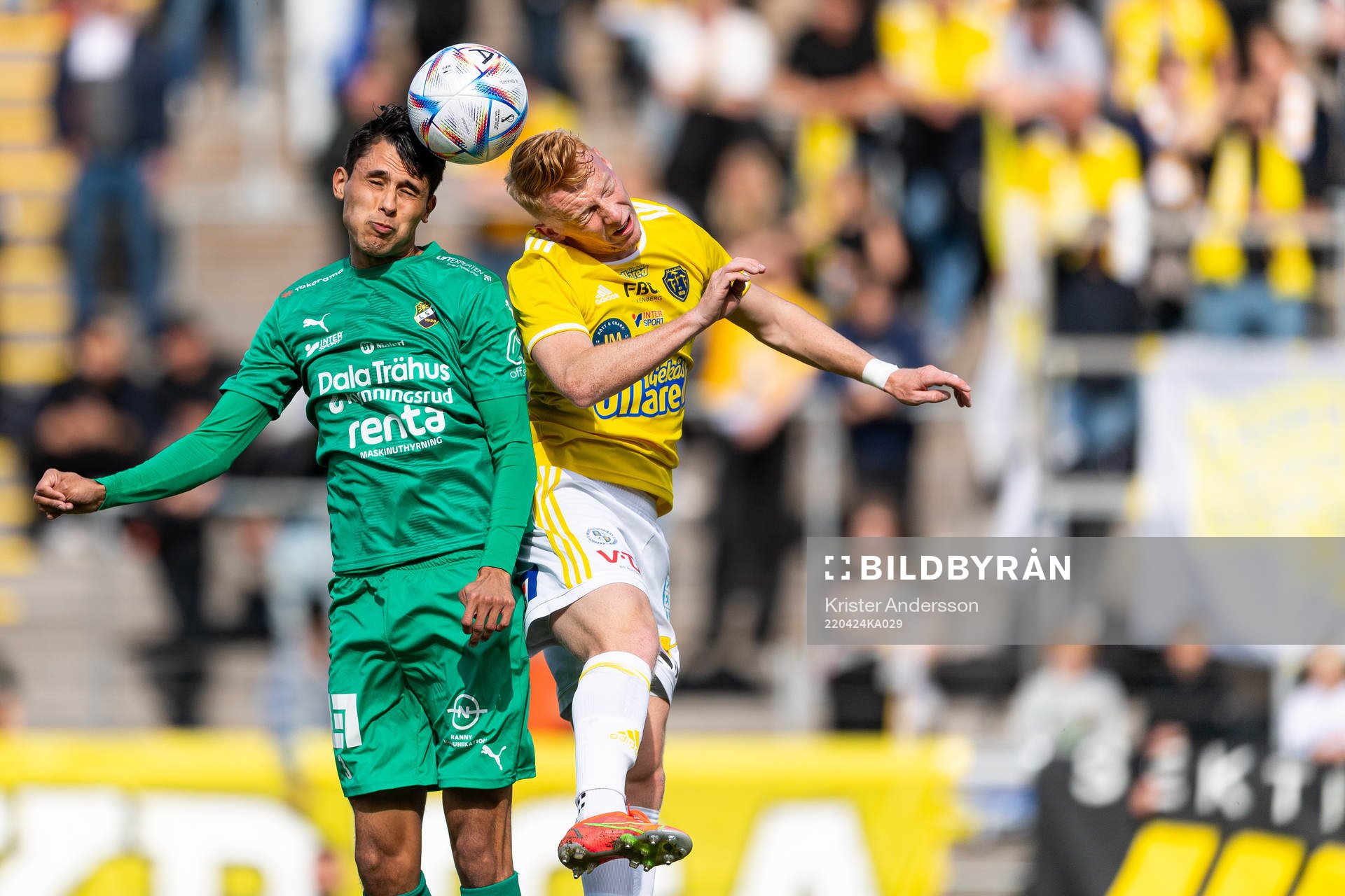 Ljungskiles Daniel Garcia Olsson och Falkenbergs Wilhelm Ärlig under fotbollsmatchen i Ettan södra mellan Falkenberg och Ljungskile den 24 april 2022 i Falkenberg.