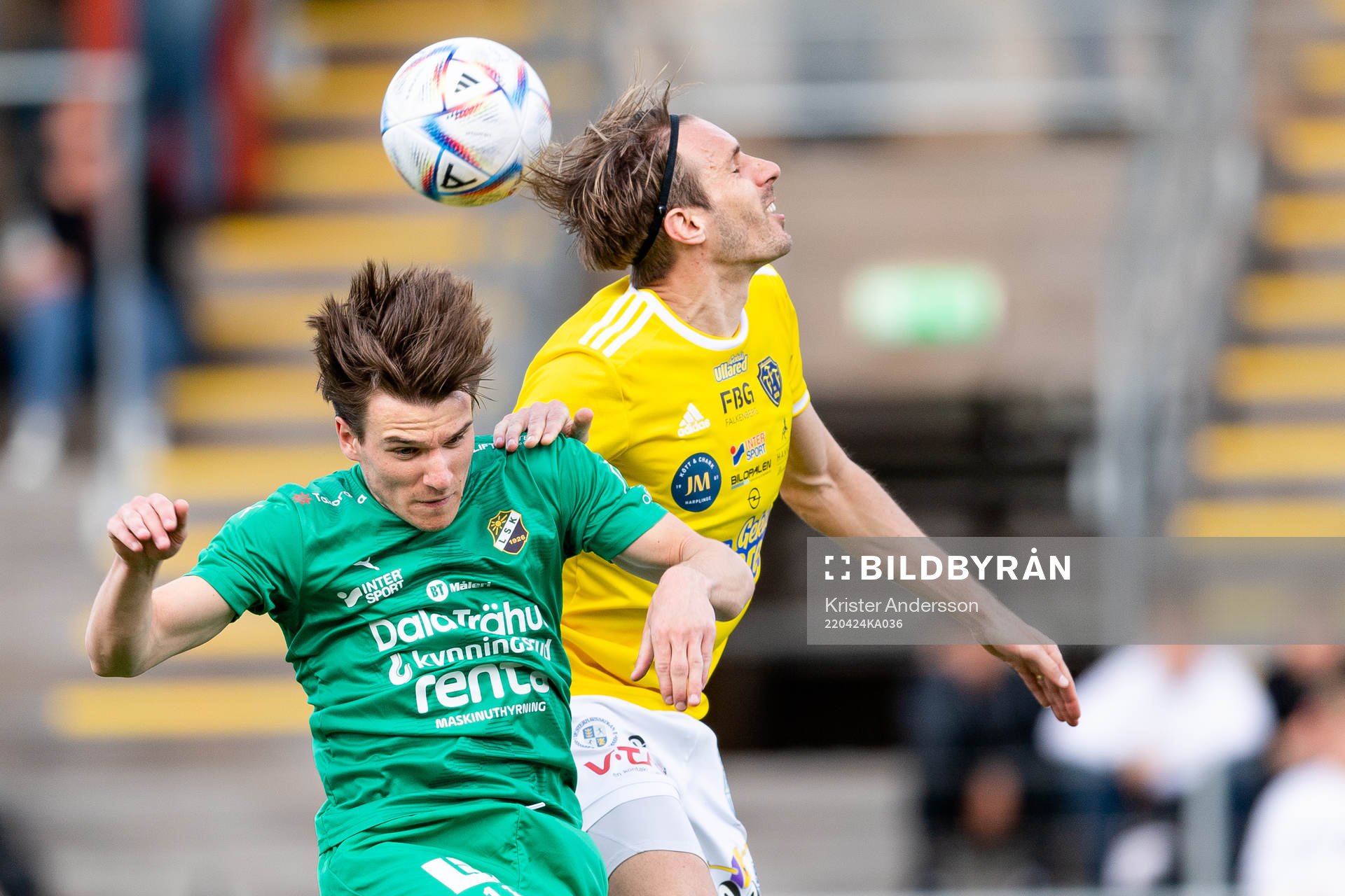 Ljungskiles Oskar Lindberg och Falkenbergs Tobias Karlsson under fotbollsmatchen i Ettan södra mellan Falkenberg och Ljungskile den 24 april 2022 i Falkenberg.