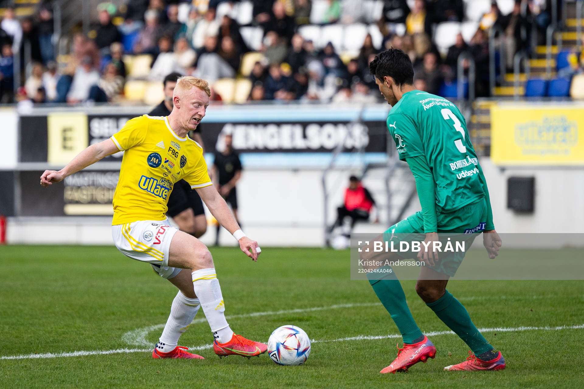 Falkenbergs Wilhelm Ärlig och Ljungskiles Daniel Garcia Olsson under fotbollsmatchen i Ettan södra mellan Falkenberg och Ljungskile den 24 april 2022 i Falkenberg.