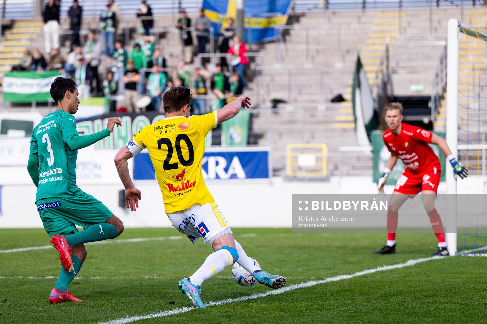 Ljungskiles Daniel Garcia Olsson och Falkenbergs Linus Dahl under fotbollsmatchen i Ettan södra mellan Falkenberg och Ljungskile den 24 april 2022 i Falkenberg.