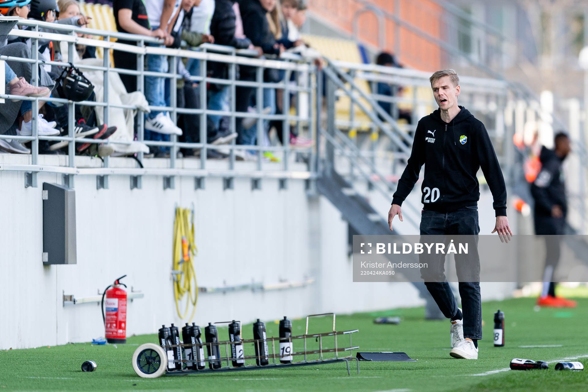 Ljungskiles tränare Erik Lund får gult kort