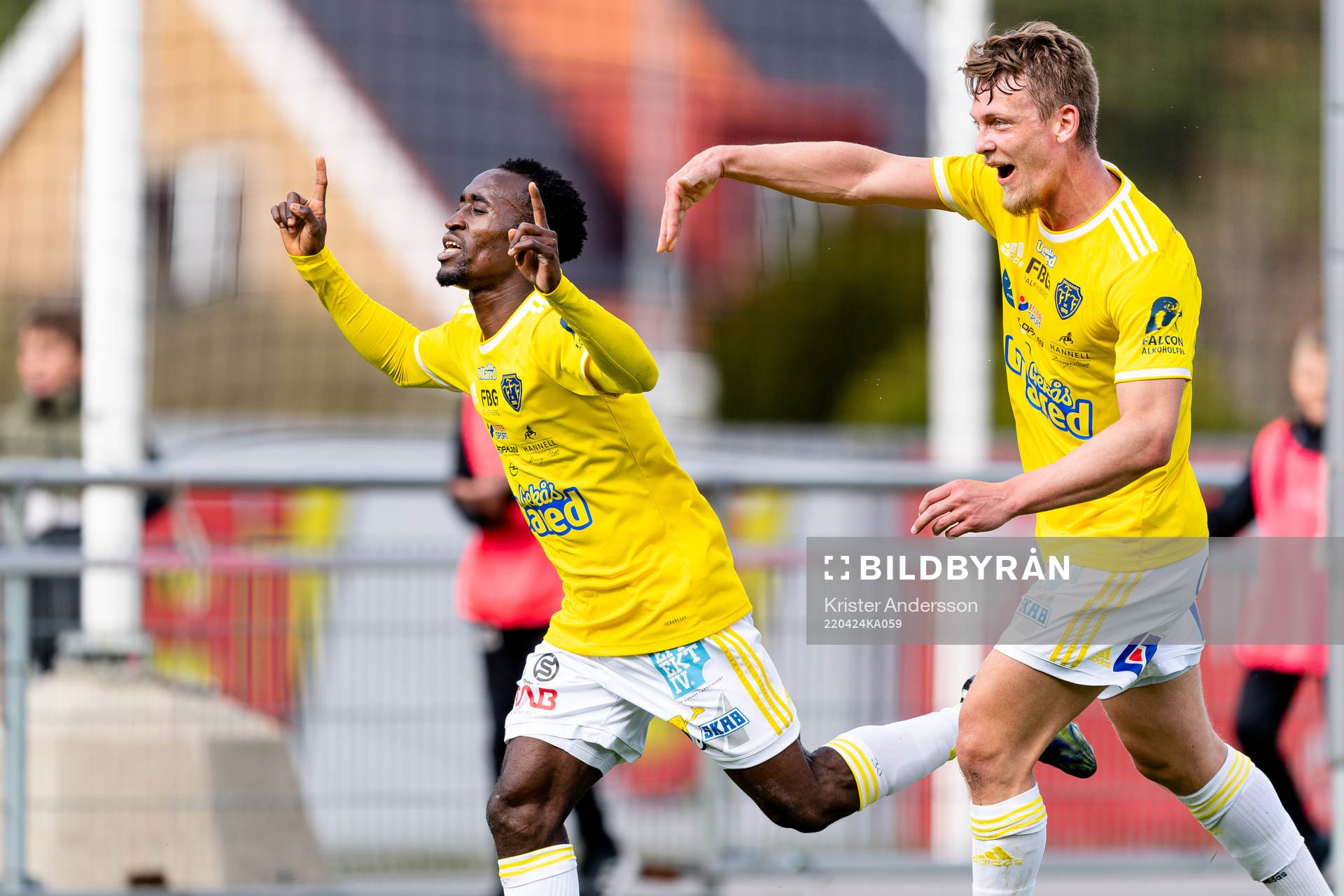 Falkenbergs Godwin Aguda jublar med Robin Hofsö