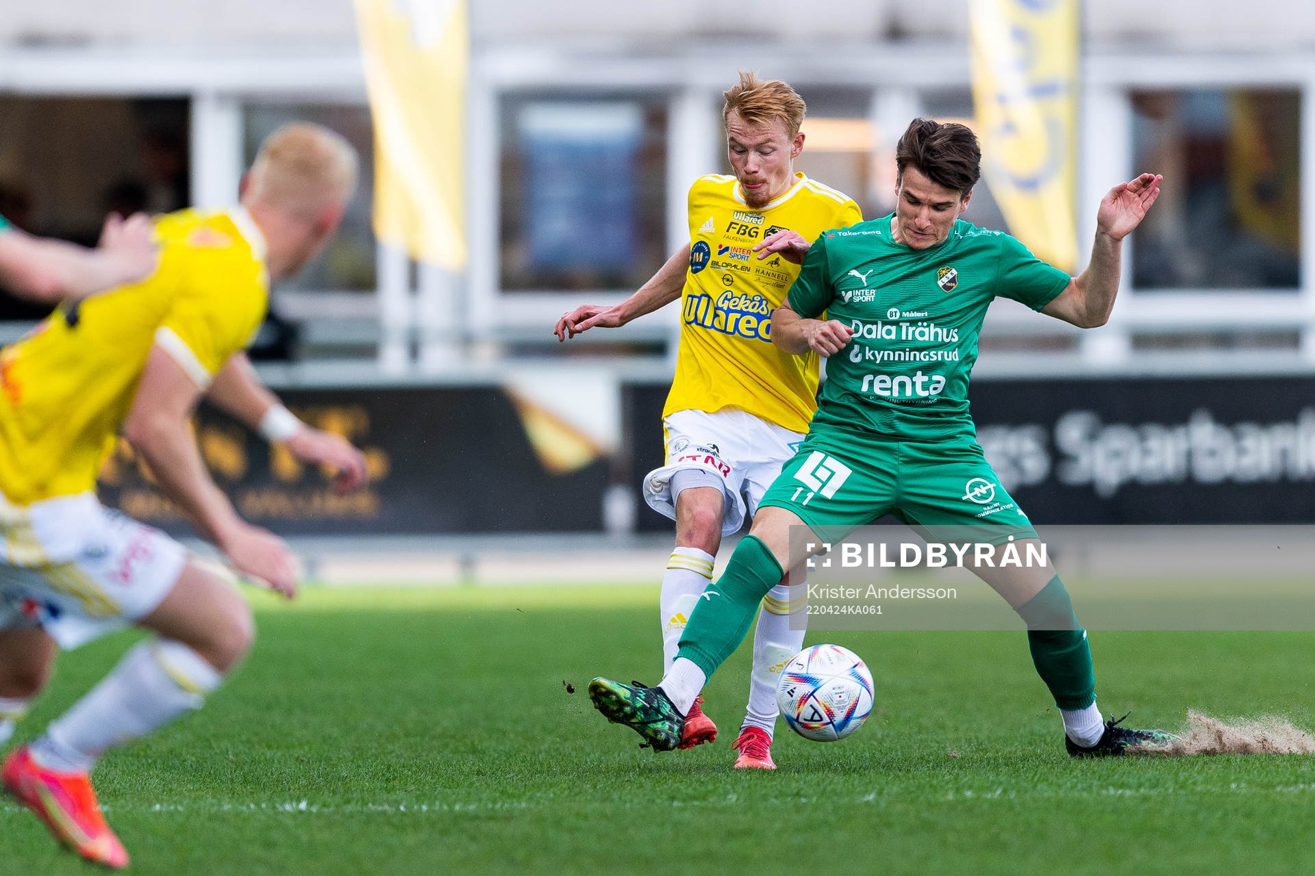 Falkenbergs Linus Borgström och Ljungskiles Oskar Lindberg under fotbollsmatchen i Ettan södra mellan Falkenberg och Ljungskile den 24 april 2022 i Falkenberg.