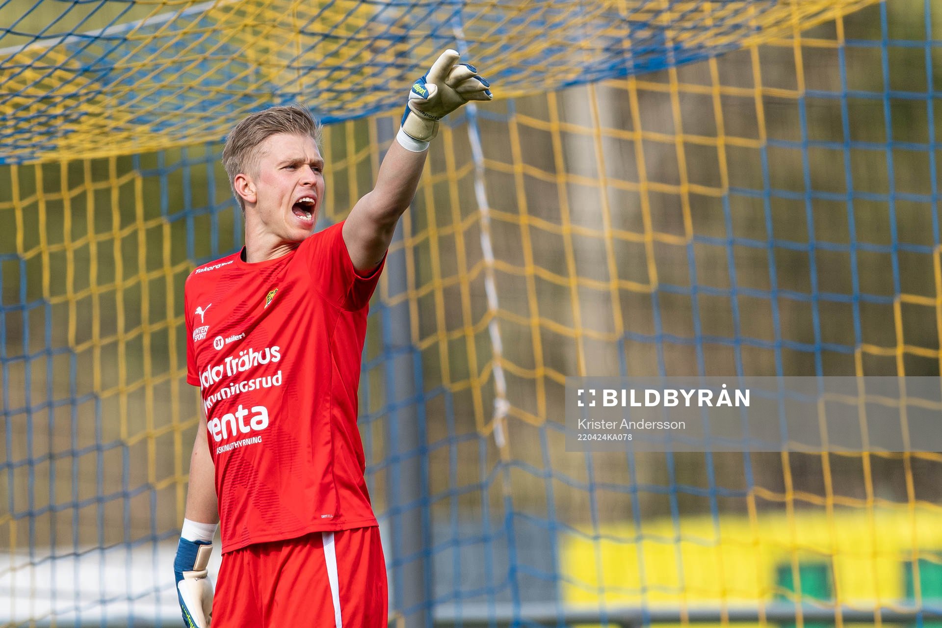 Ljungskiles målvakt Oliver Bergman under fotbollsmatchen i Ettan södra mellan Falkenberg och Ljungskile den 24 april 2022 i Falkenberg.