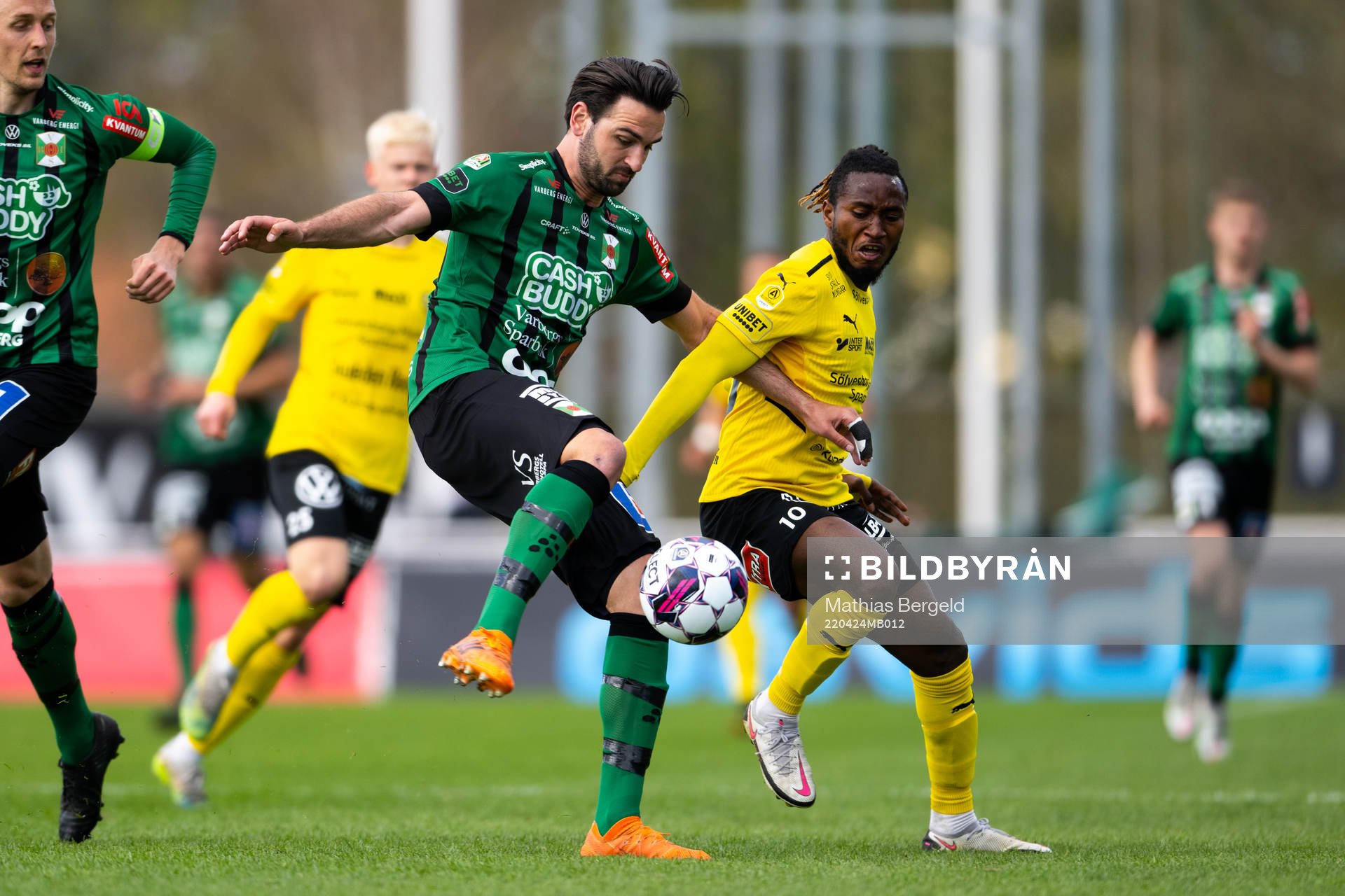 Varbergs Oliver Stanisic och Mjällbys Mamudu Moro