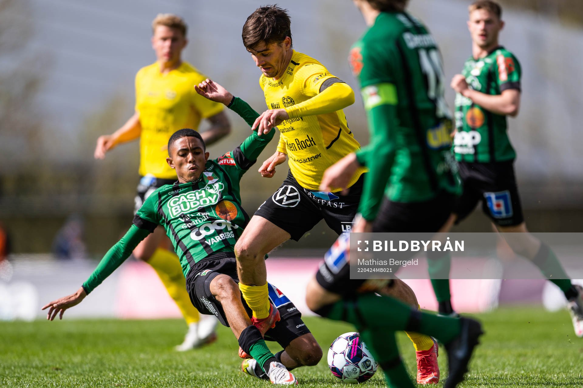 Varbergs Teshreeq Matthews och Mjällbys Josip Filpovic