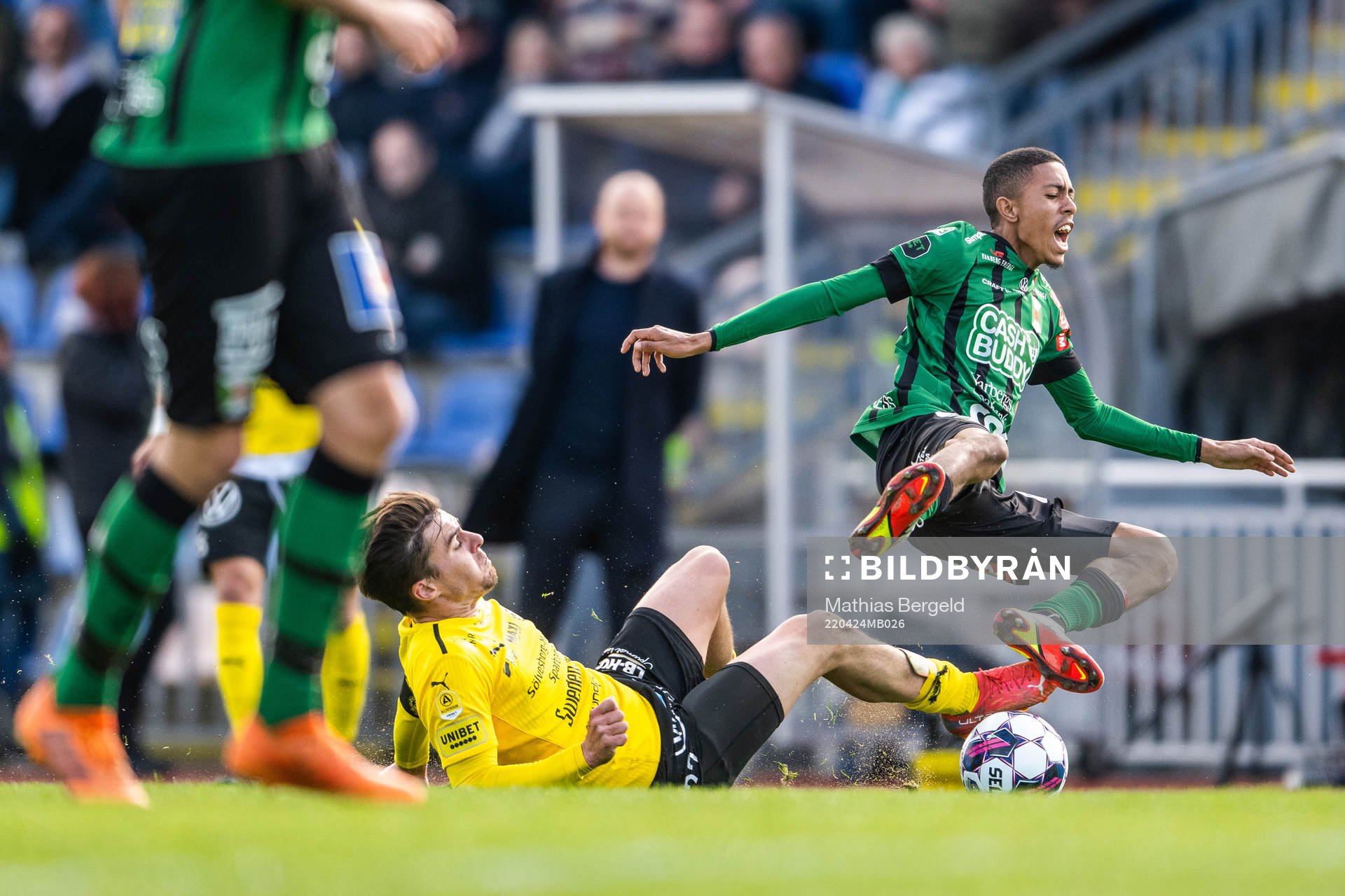 Mjällbys Jesper Gustavsson och Varbergs Teshreeq Matthews