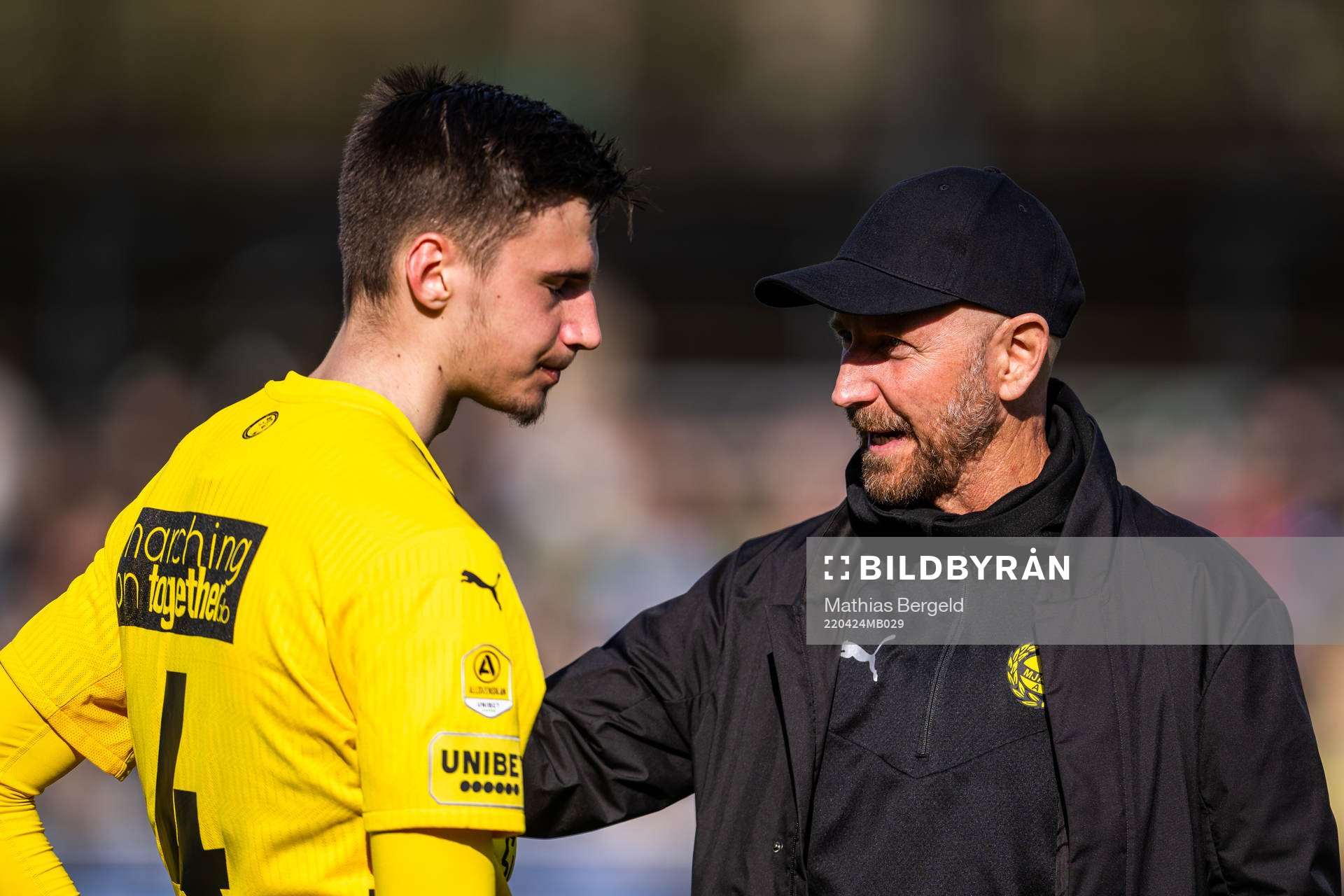Mjällbys Noah Eile och assisterande tränare Stefan Ekstrand efter fotbollsmatchen i Allsvenskan mellan Varberg och Mjällby den 24 april 2022 i Varberg.