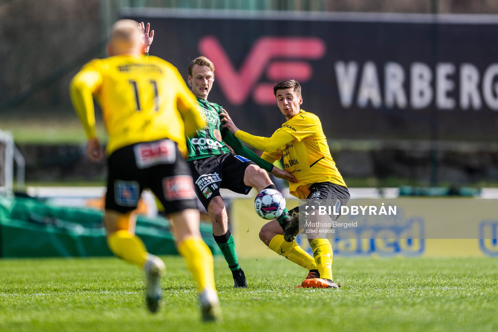 Varbergs Alexander Johansson och Mjällbys Noah Eile