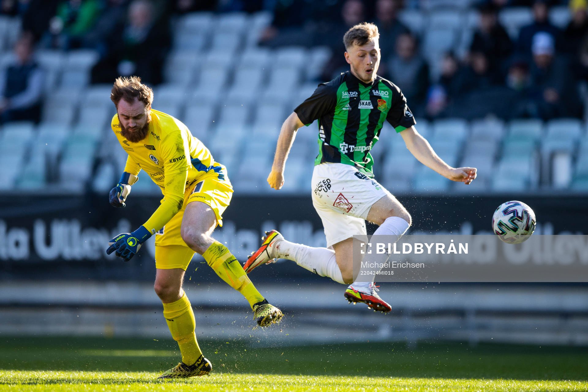 Åtvidabergs målvakt Linus Dahlgren och GAIS Ben Morris