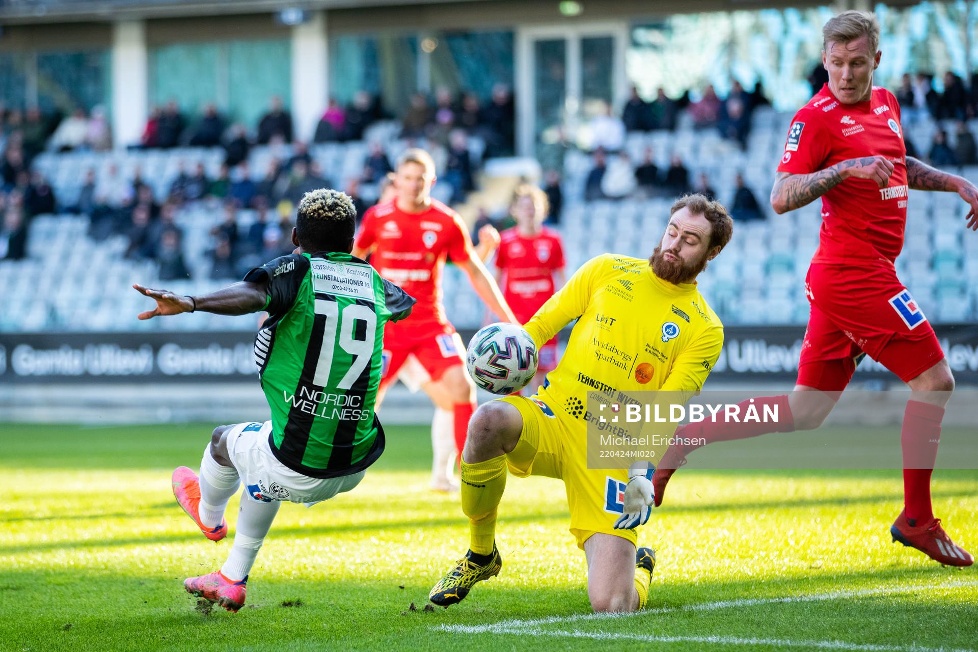 Åtvidabergs målvakt Linus Dahlgren och GAIS Rickard Emeka