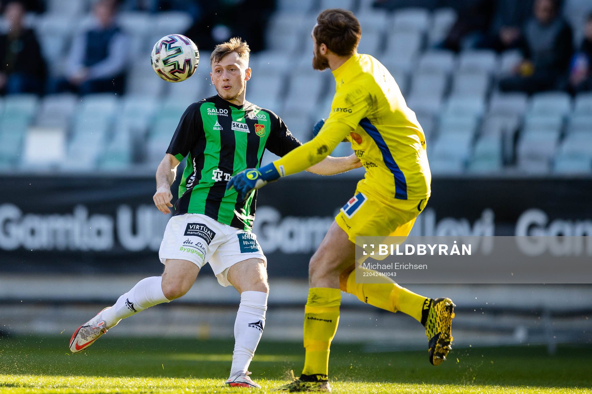 GAIS Ben Morris och Åtvidabergs målvakt Linus Dahlgren
