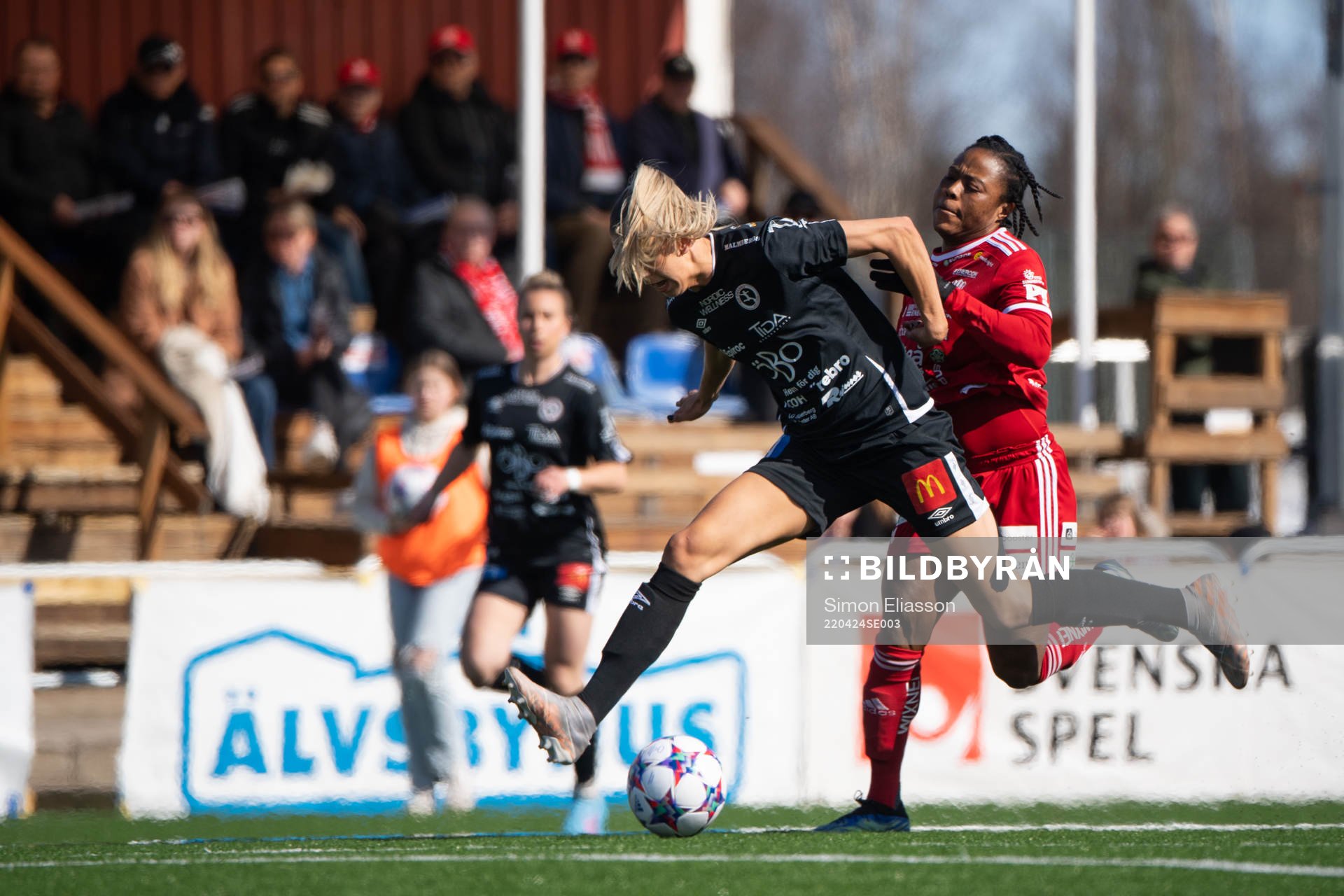Örebros Wilma Öhman och Piteås Faith Ikidi Michael