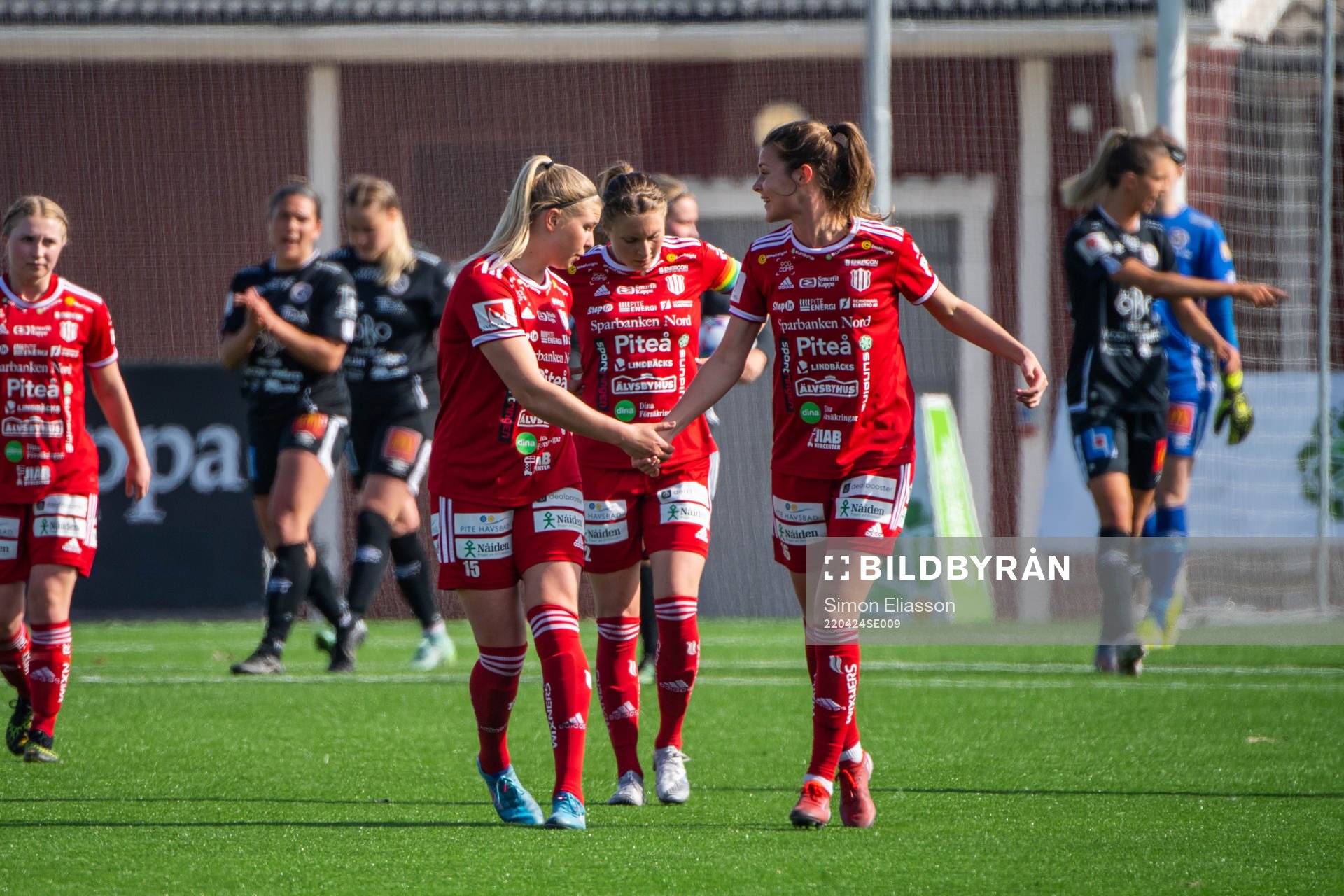 Piteås Ellen Löfqvist och Maja Green jublar med Katrina
