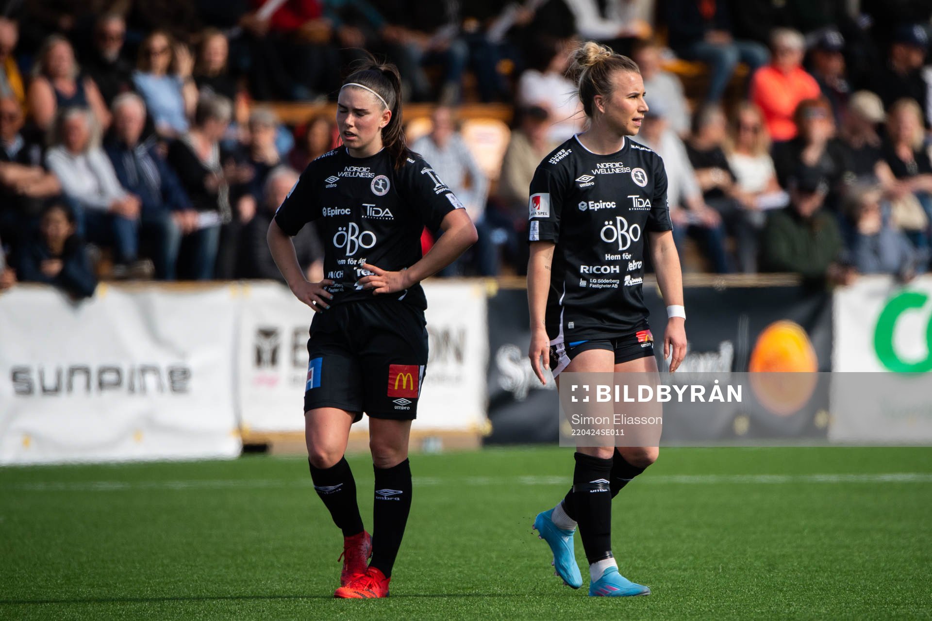 Örebros Emilia Pelgander och Jenna Hellstrom deppar