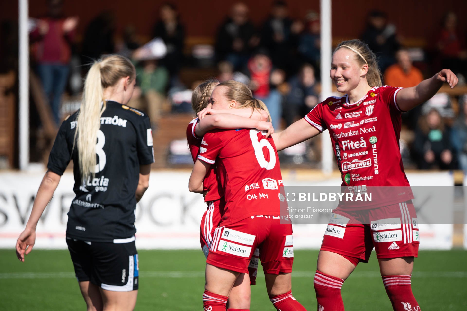 Piteås Hanna Andersson jublar med lagkamrater
