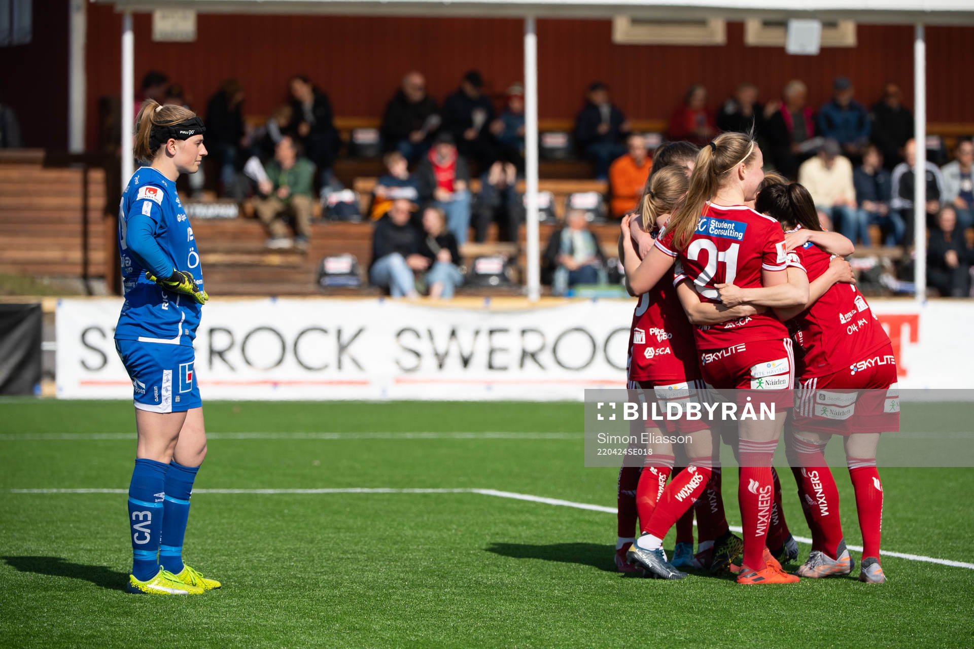 Örebros målvakt Tove Enblom deppar