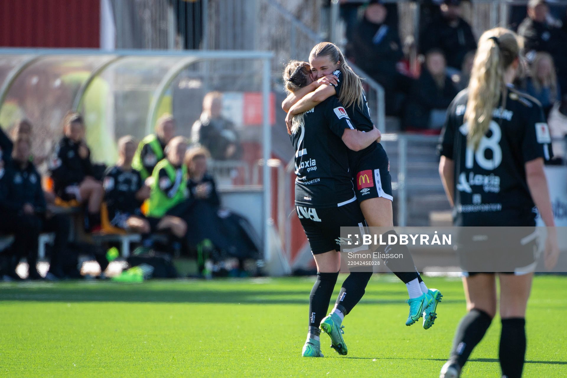 Örebros Amanda Rantanen jublar med Elin Pikkujämsä efter 4-1 under fotbollsmatchen i Damallsvenskan mellan Piteå och Örebro den 24 april 2022 i Piteå.