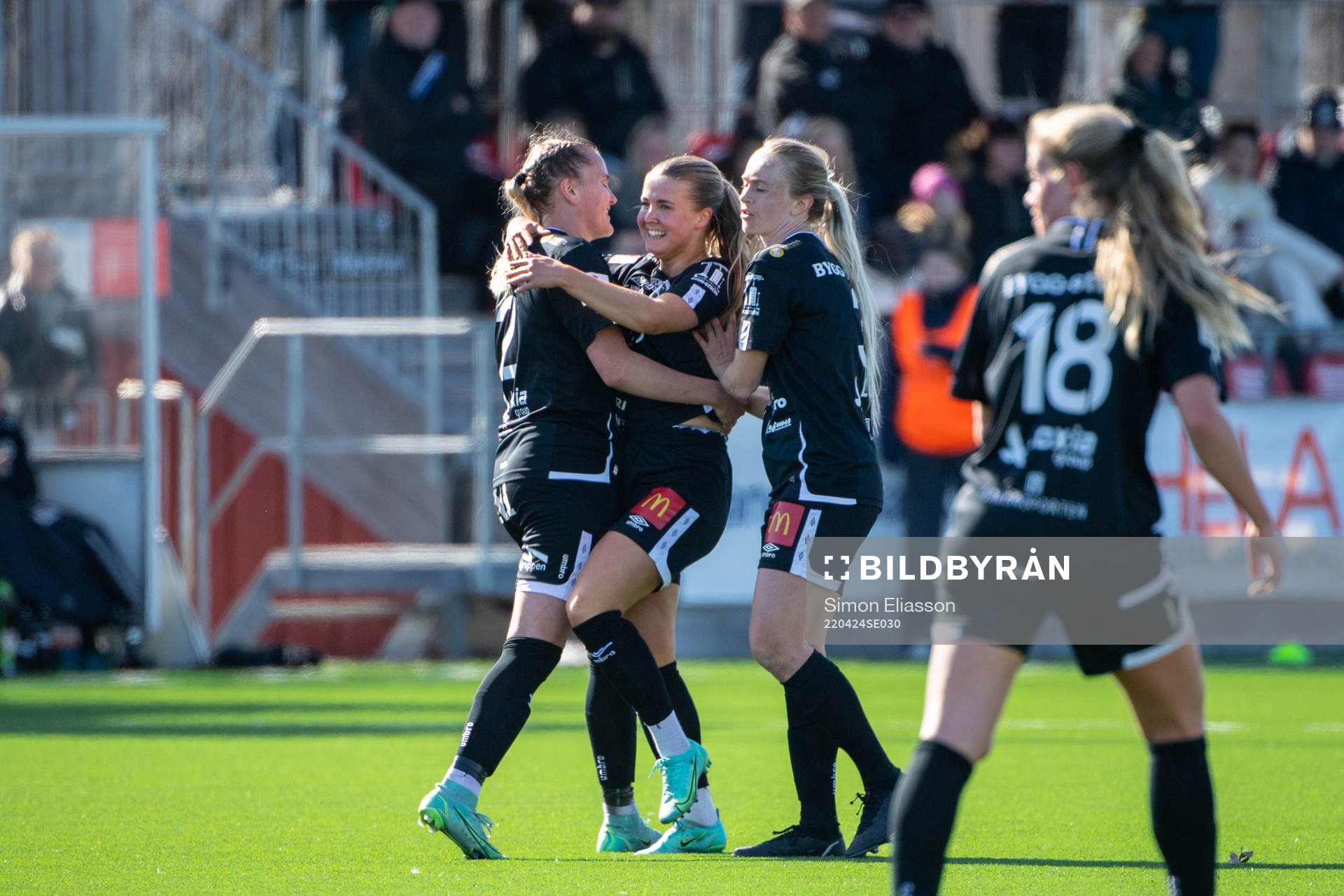 Örebros Amanda Rantanen jublar med lagkamrater