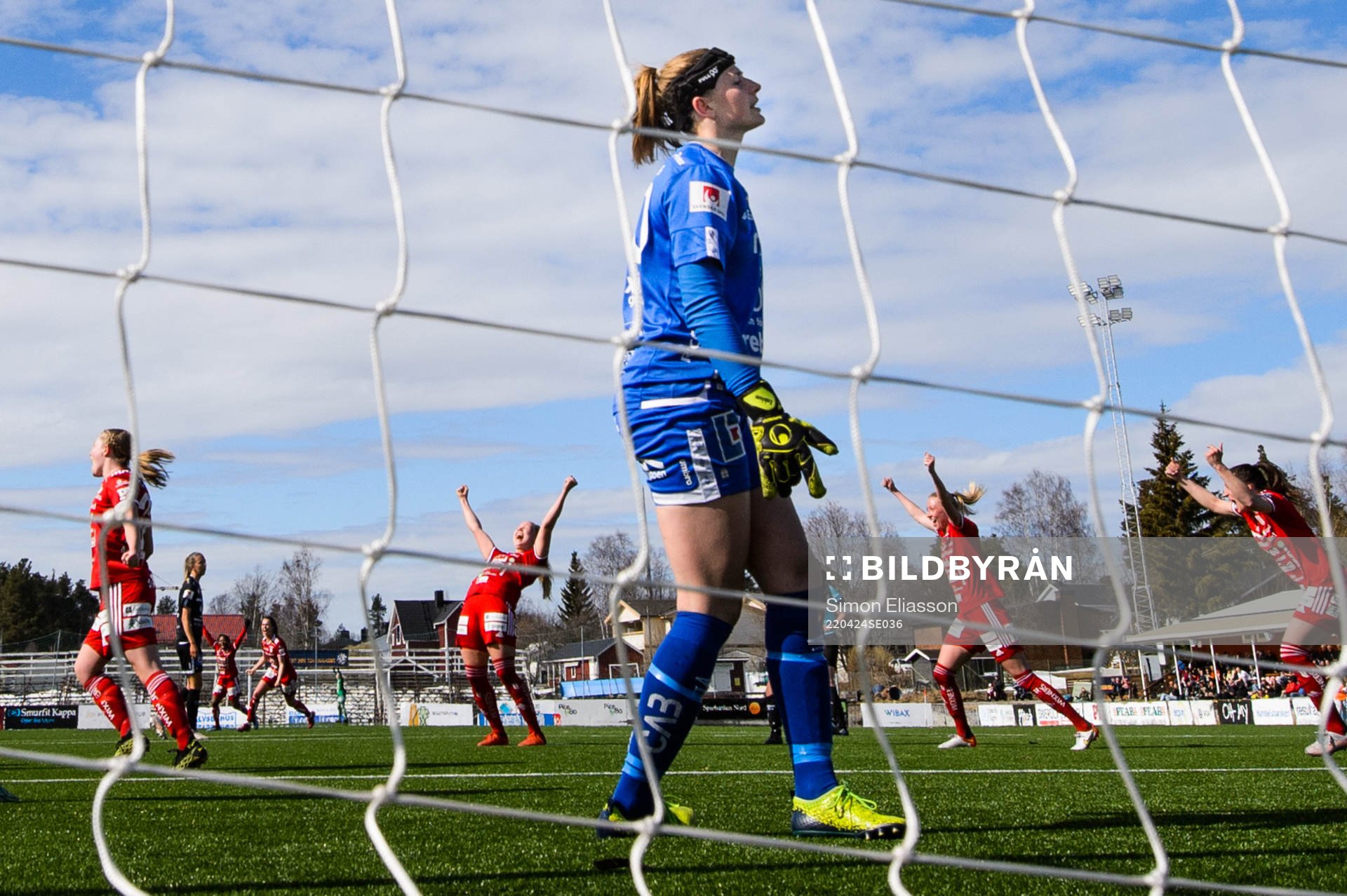 Örebros målvakt Tove Enblom deppar