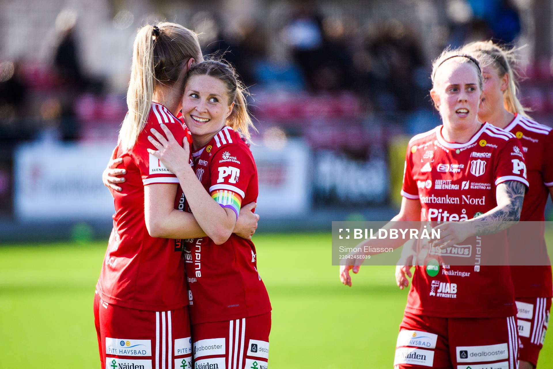Piteås Alexandra Benediktsson och Fanny Andersson jublar efter fotbollsmatchen i Damallsvenskan mellan Piteå och Örebro den 24 april 2022 i Piteå.