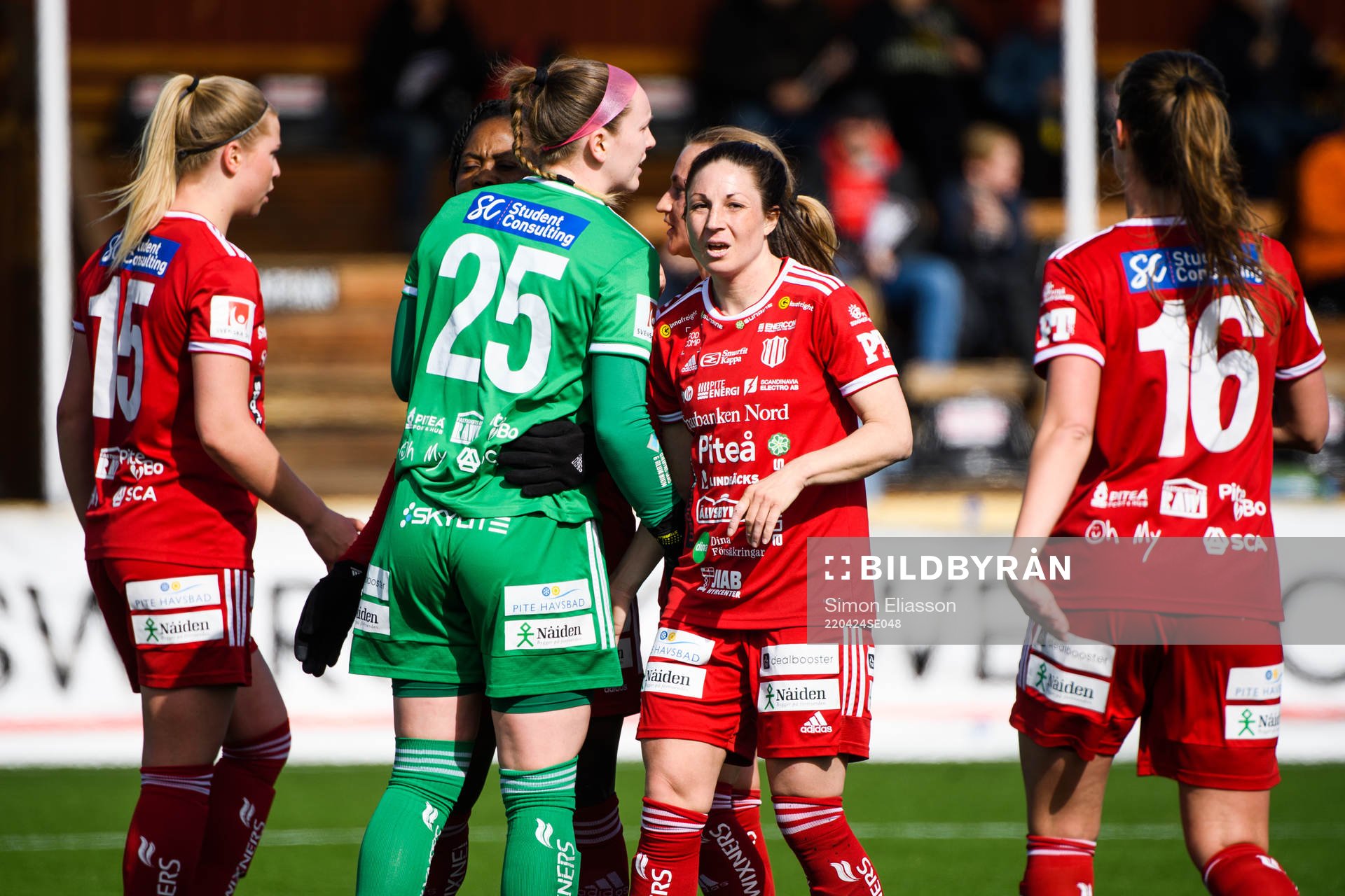 Piteås målvakt Amanda McGlynn och Josefin Johansson