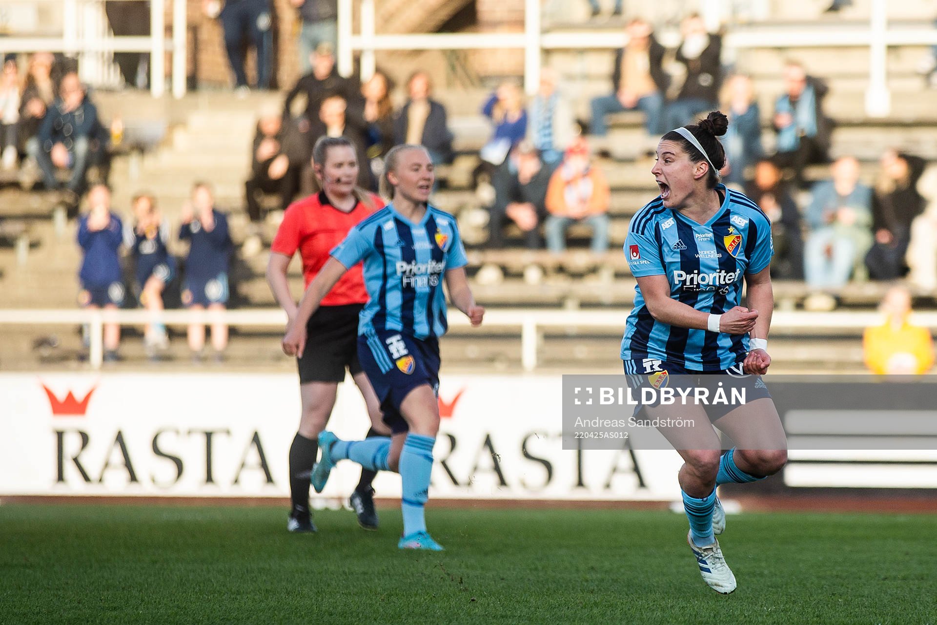 Djurgårdens Hayley Dowd jublar efter 1-0 under fotbollsmatchen i Damallsvenskan mellan Djurgården och Eskilstuna den 25 april 2022 i Stockholm.