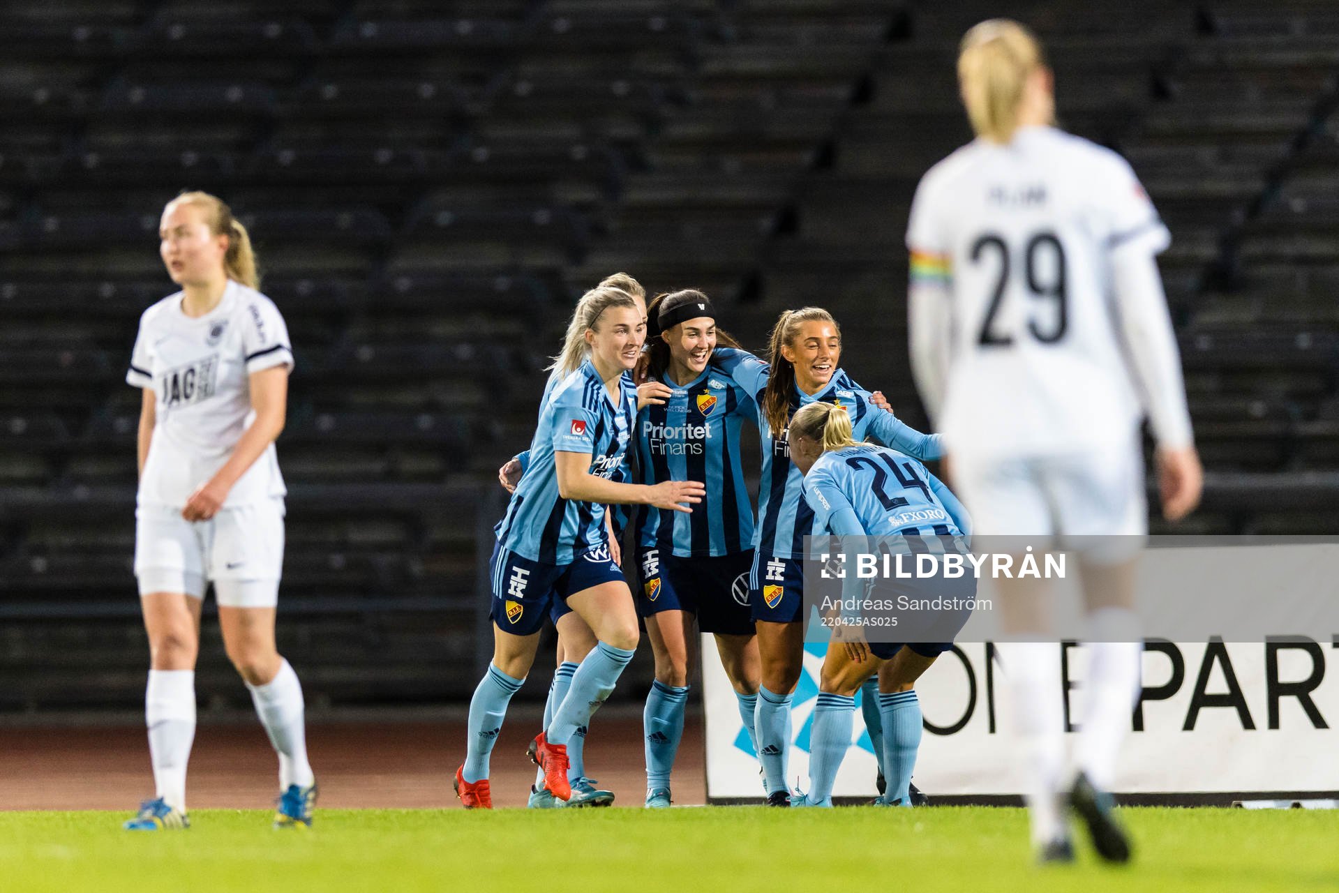 Djurgårdens Lova Lundin gör 2-0 och gratuleras av lagkamrater under fotbollsmatchen i Damallsvenskan mellan Djurgården och Eskilstuna den 25 april 2022 i Stockholm.