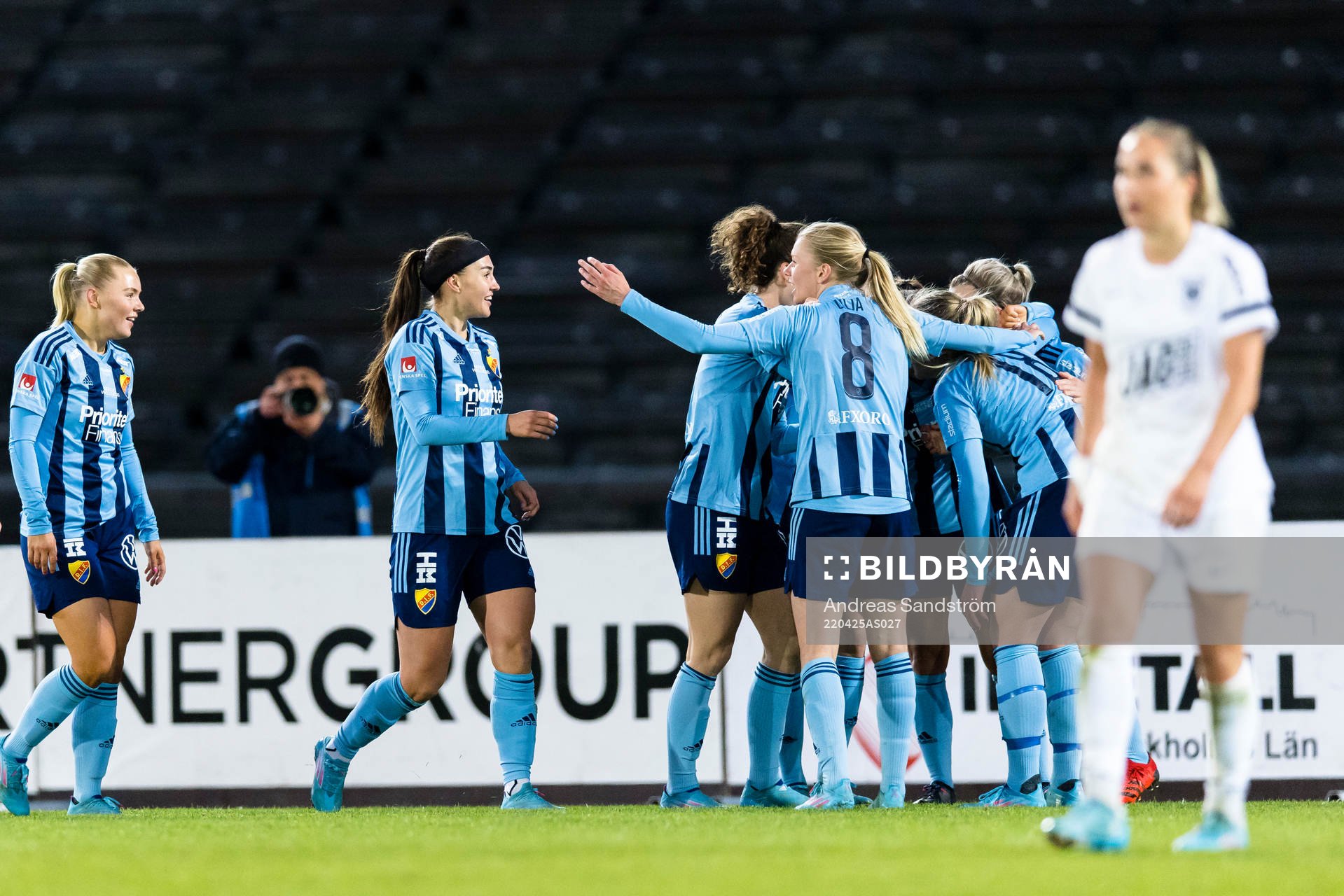 Djurgårdens Lova Lundin gör 2-0 och gratuleras av