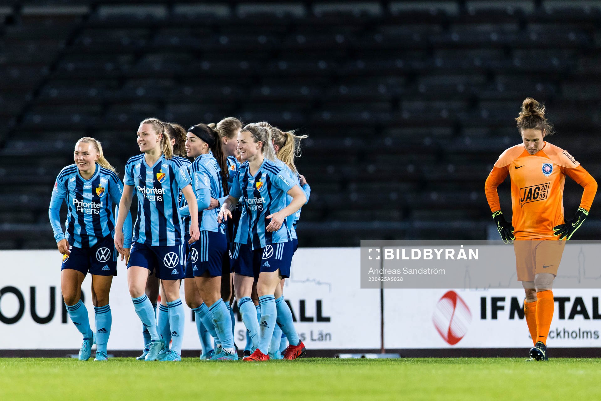 Djurgårdens Lova Lundin gör 2-0 och gratuleras av