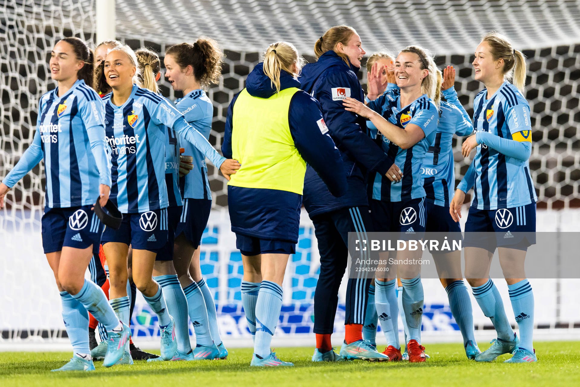 Djurgårdens spelare jublar efter slutsignalen i fotbollsmatchen i Damallsvenskan mellan Djurgården och Eskilstuna den 25 april 2022 i Stockholm.