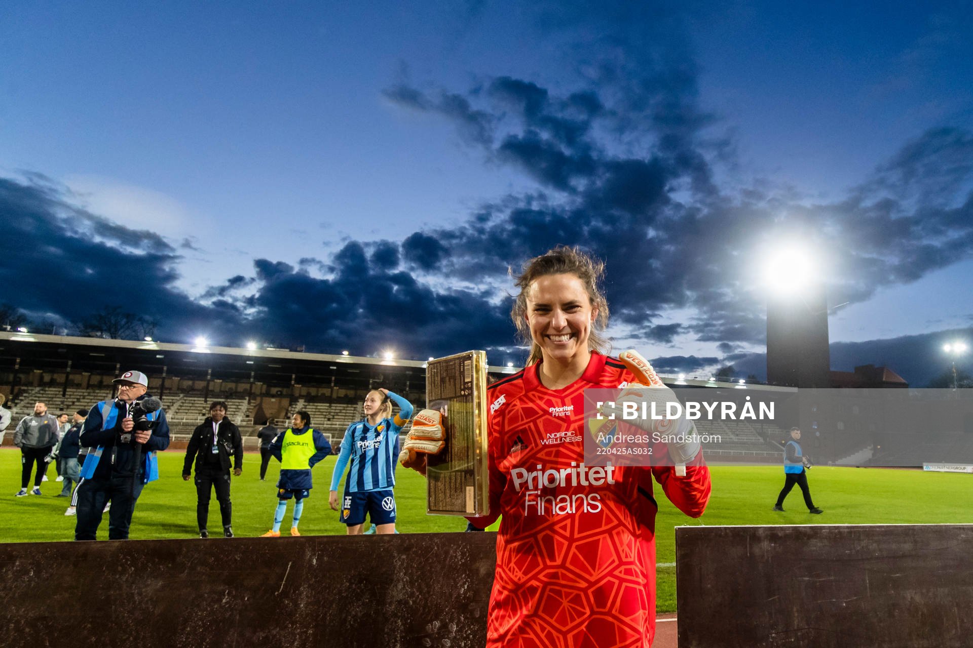 Djurgårdens målvakt Kelsey Daugherty jublar med pris som matchens spelare efter fotbollsmatchen i Damallsvenskan mellan Djurgården och Eskilstuna den 25 april 2022 i Stockholm. 
