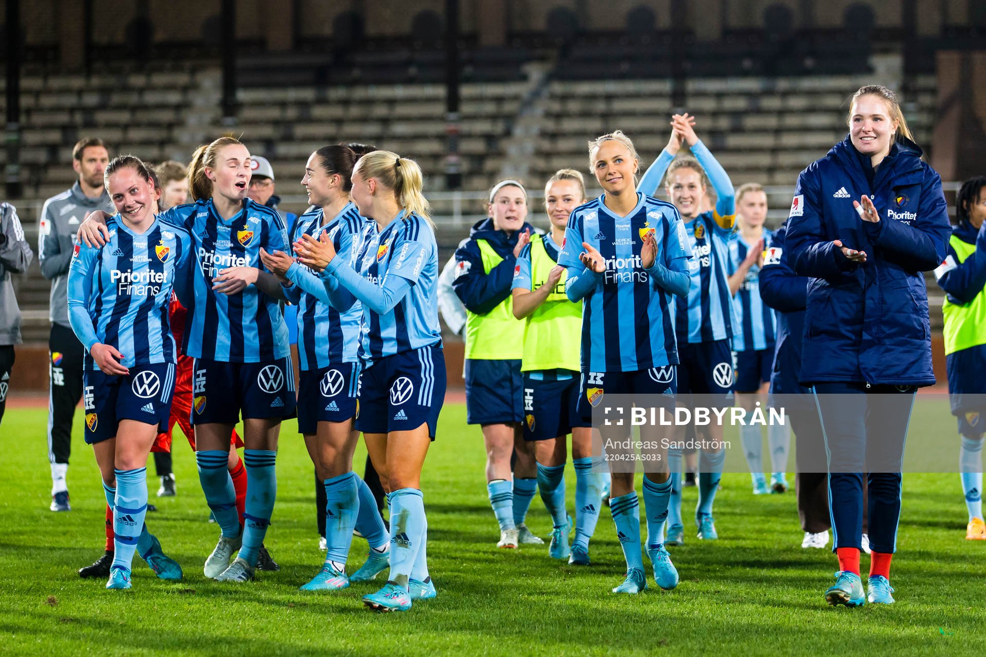 Djurgårdens spelare jublar och tackar publiken efter fotbollsmatchen i Damallsvenskan mellan Djurgården och Eskilstuna den 25 april 2022 i Stockholm.
