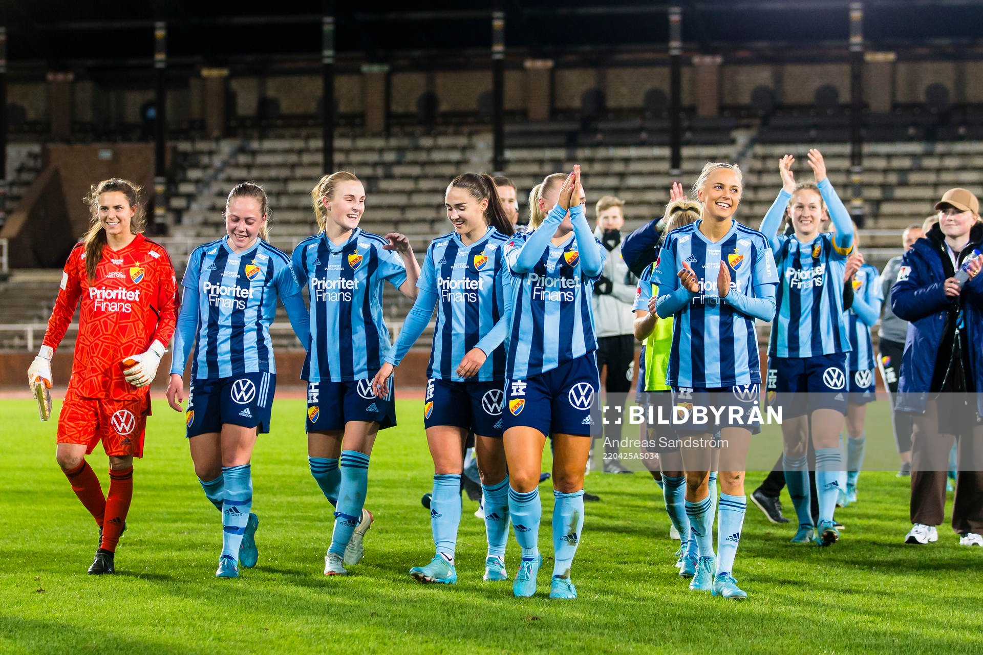 Djurgårdens spelare jublar och tackar publiken