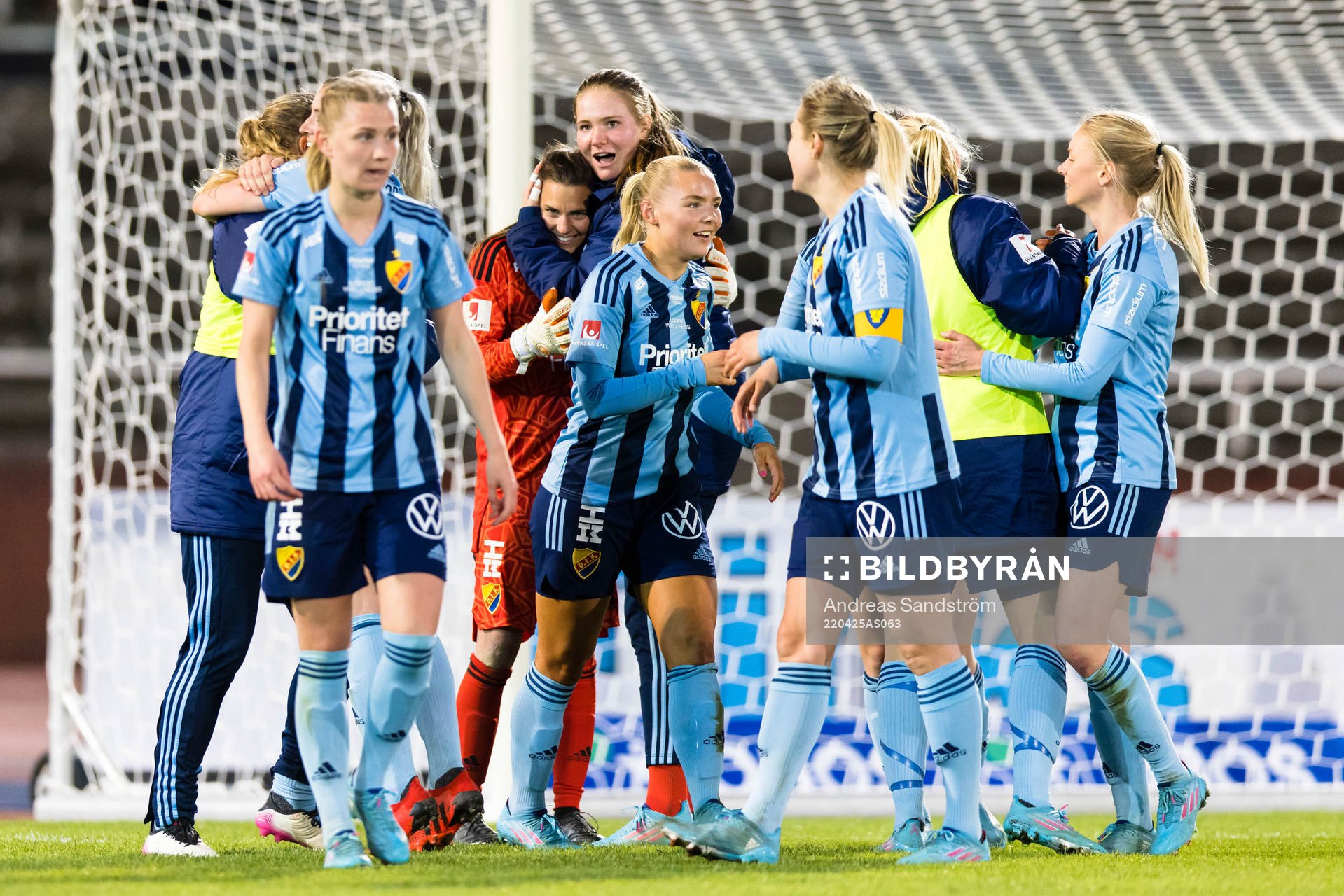 Djurgårdens spelare jublar efter slutsignalenunder fotbollsmatchen i Damallsvenskan mellan Djurgården och Eskilstuna den 25 april 2022 i Stockholm.