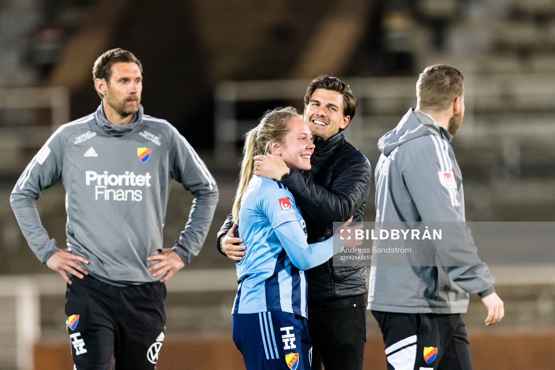 Djurgårdens tränare Magnus Pålsson omfamnar Alice