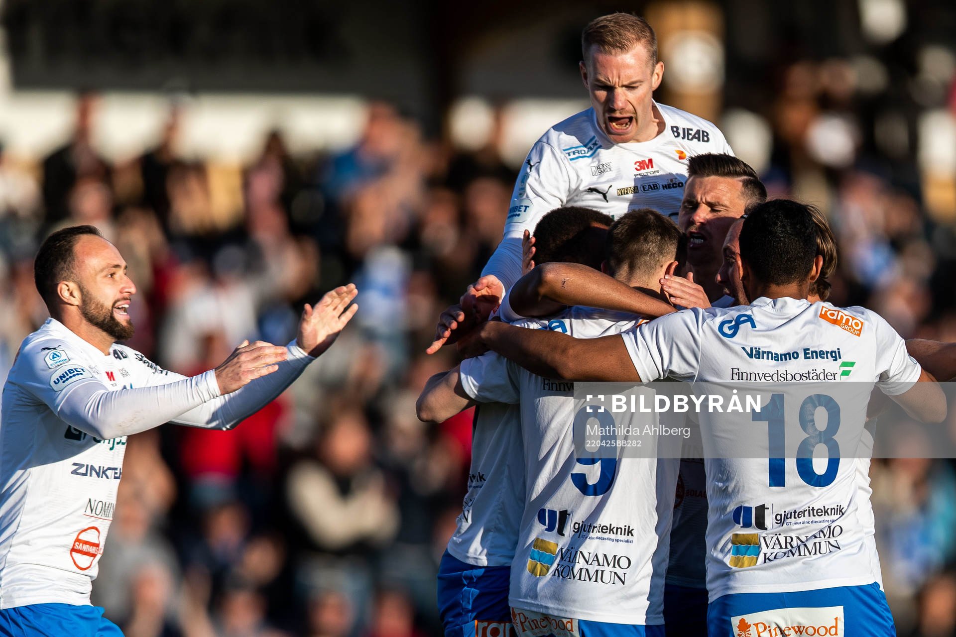 Värnamos Freddy Winsth jublar med lagkamrater