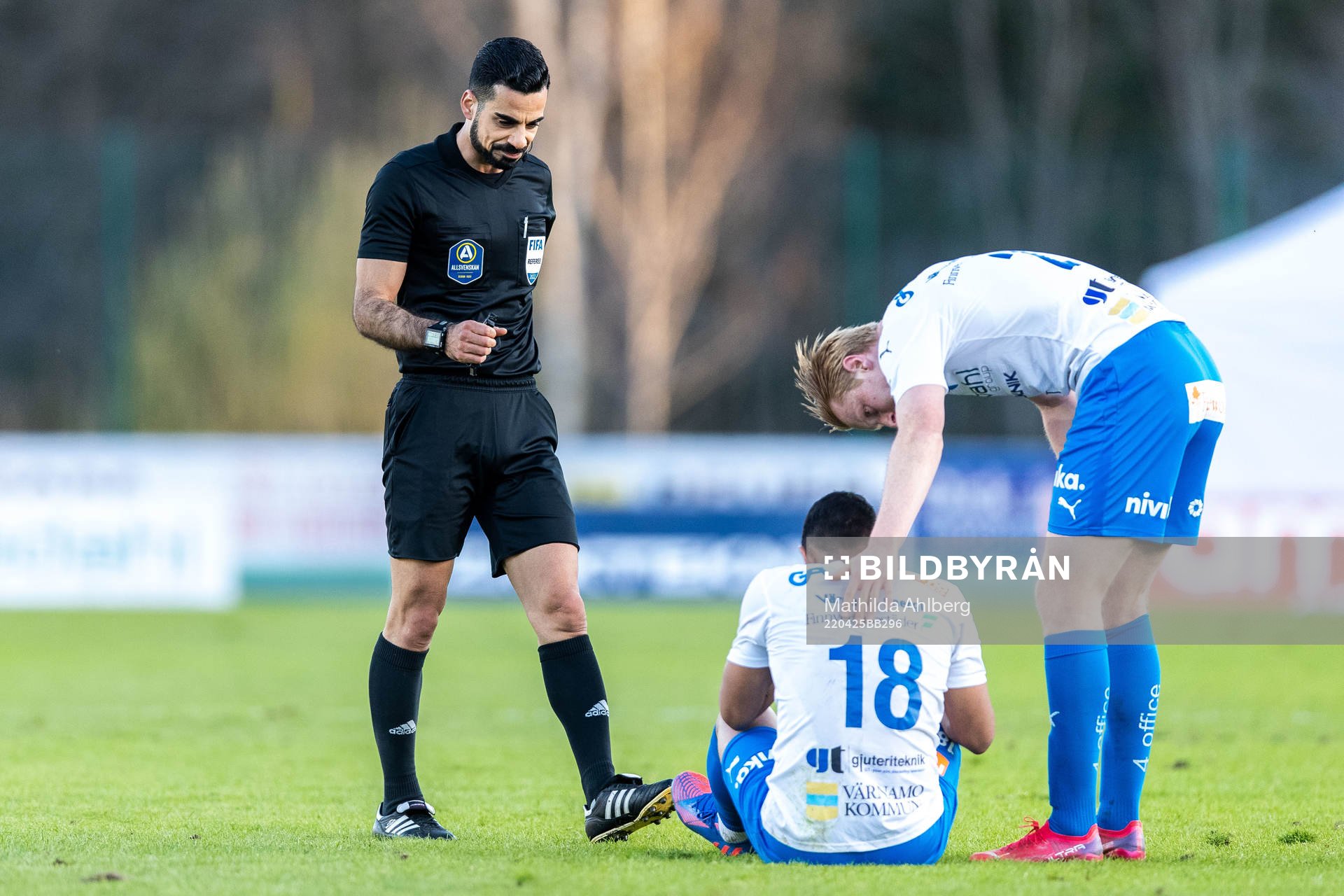 Domare Mohammed Al-Hakim och Värnamos Wenderson Oliveira