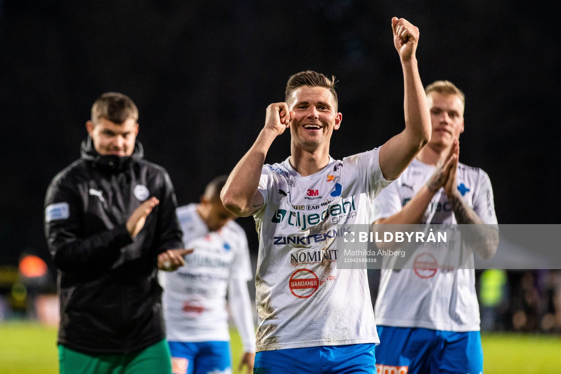 Värnamos Marcus Antonsson jublar efter fotbollsmatchen i Allsvenskan mellan Värnamo och Degerfors den 25 april 2022 i Värnamo. 