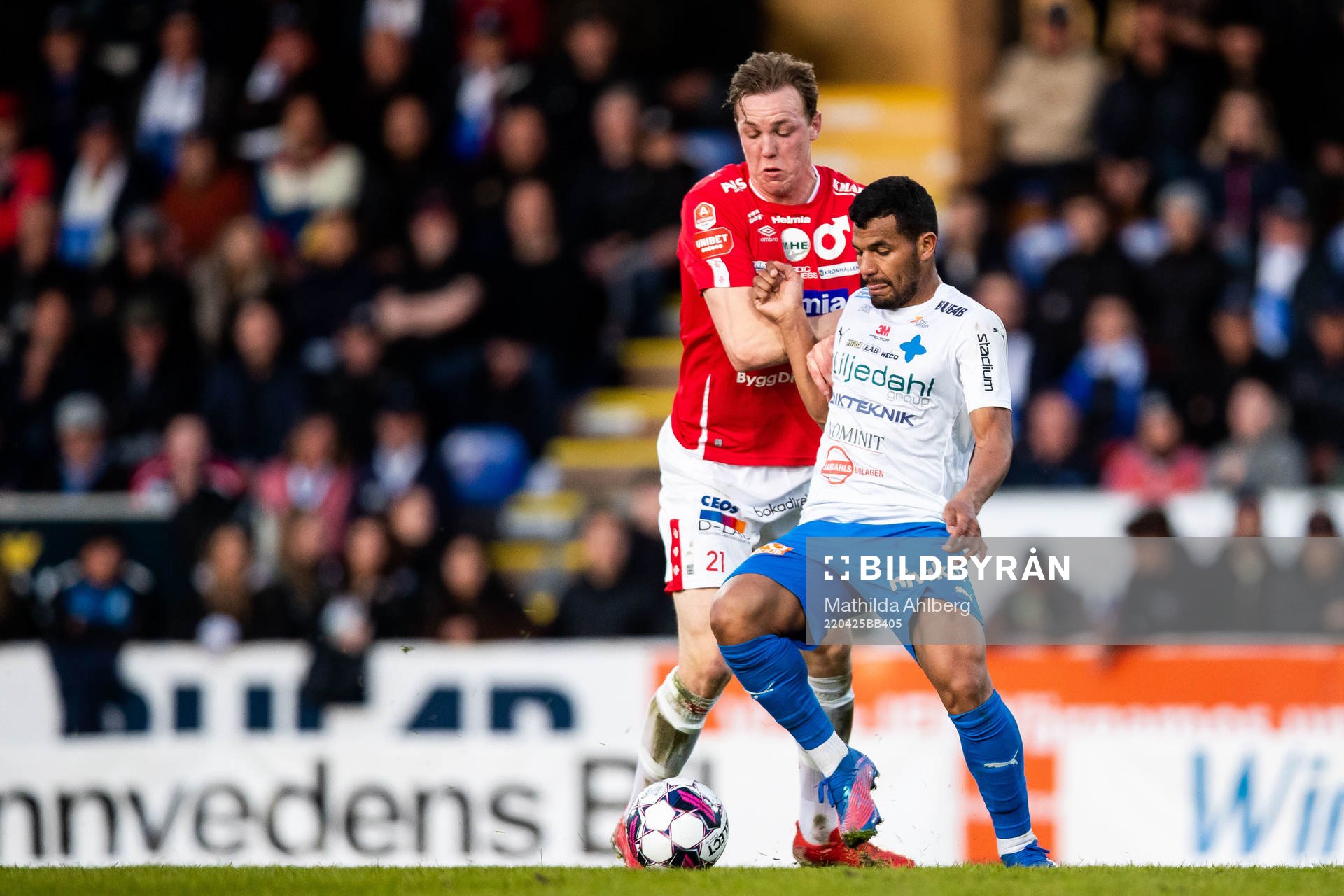 Degerfors Adam Carlén och Värnamos Wenderson Oliveira do Nascimento under fotbollsmatchen i Allsvenskan mellan Värnamo och Degerfors den 25 april 2022 i Värnamo.