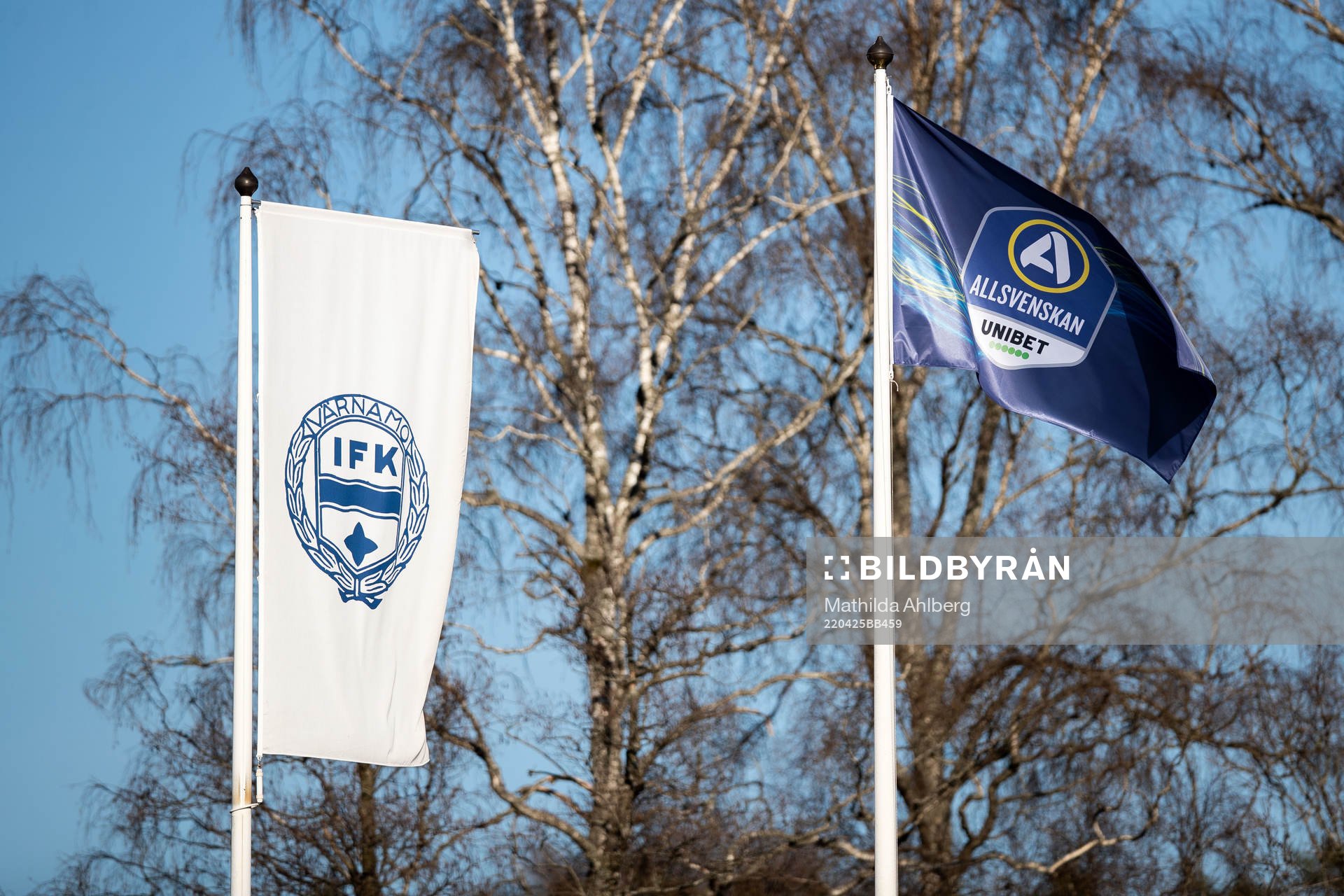 Värnamos flagga och en flagga med Allsvenskans logotyp under fotbollsmatchen i Allsvenskan mellan Värnamo och Degerfors den 25 april 2022 i Värnamo.