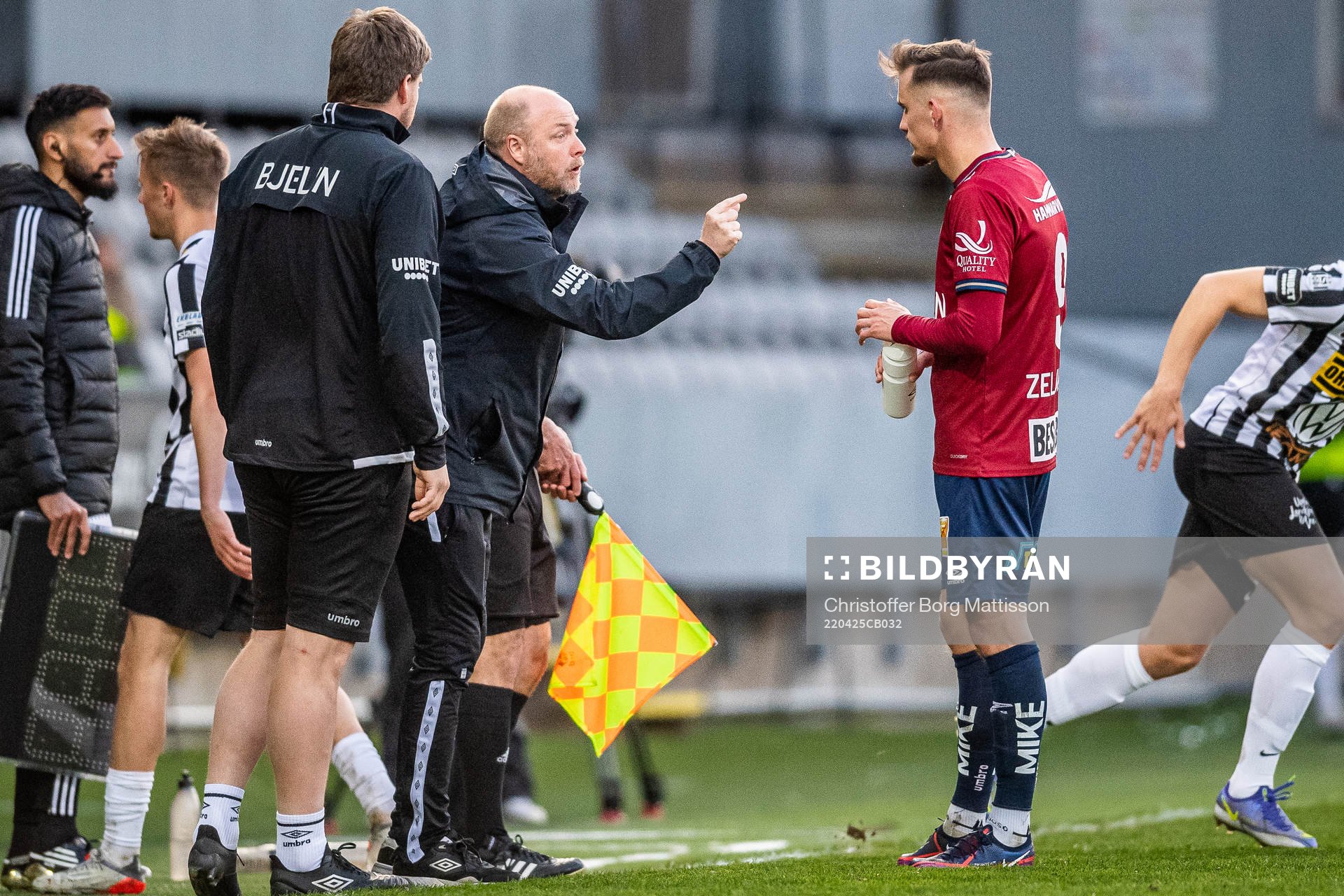 Örgrytes tränare Dane Ivarsson instruerar Ajdin Zeljkovic
