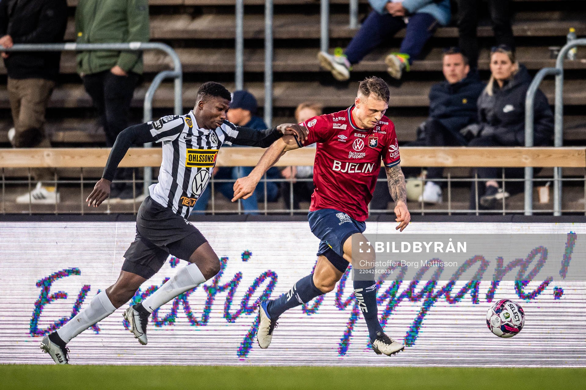Landskronas Ousmane Diawara och Örgrytes Marcus Haglind