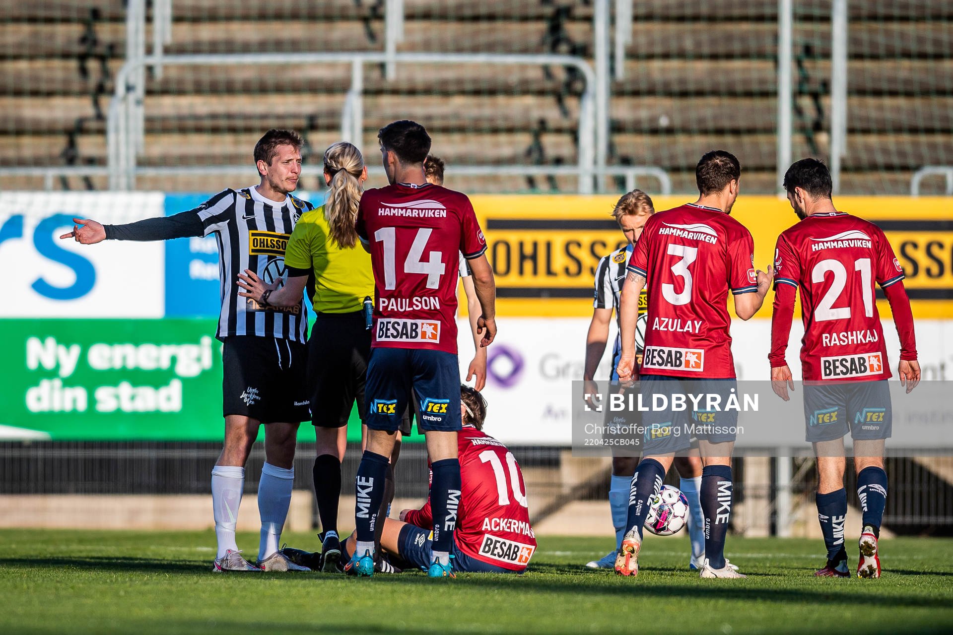 Landskronas Philip Andersson i samtal med domare Tess