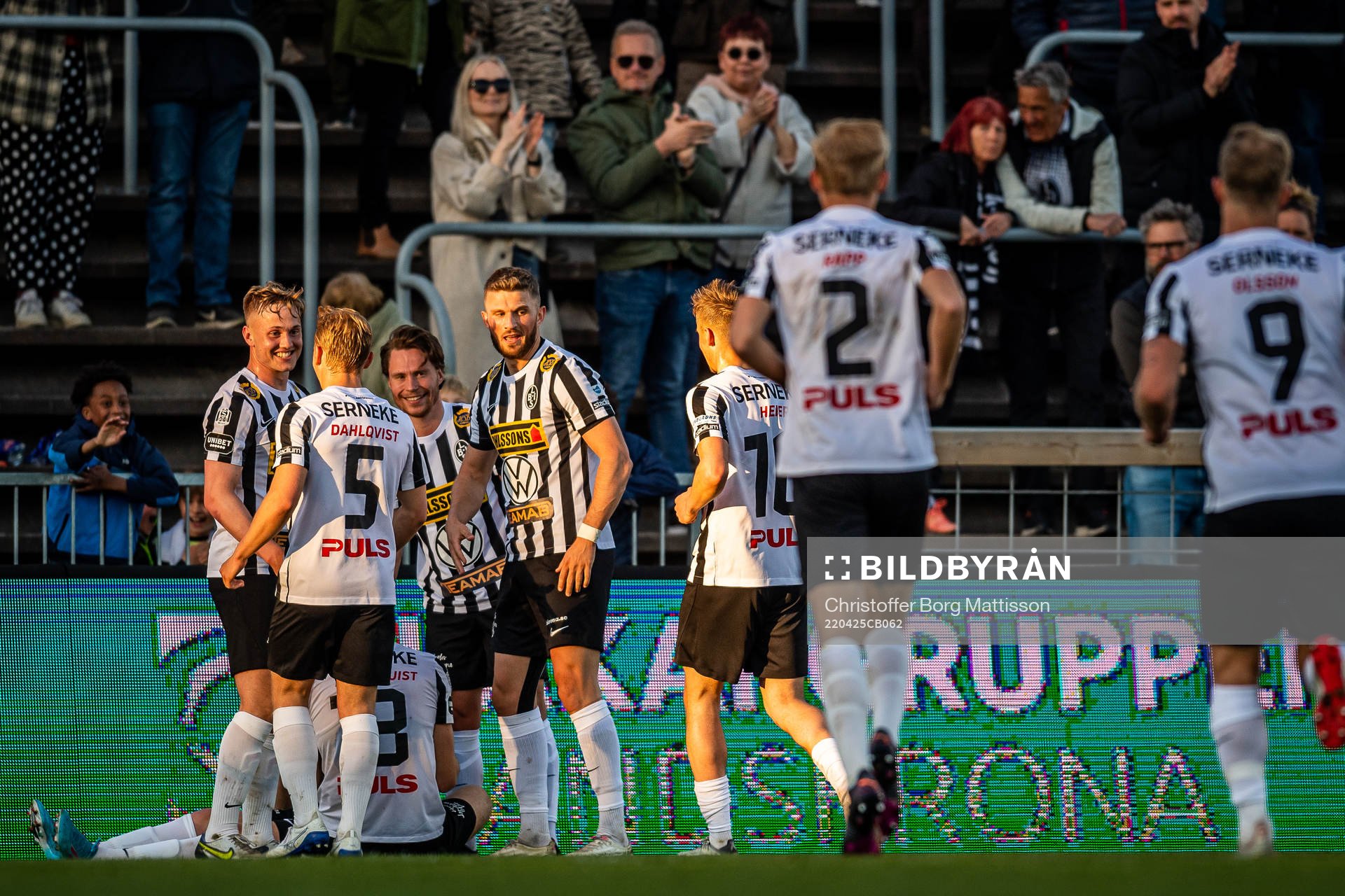 Landskronas spelare jublar efter 2-0 under fotbollsmatchen i Superettan mellan Landskrona och Örgryte den 25 april 2022 i Landskrona.