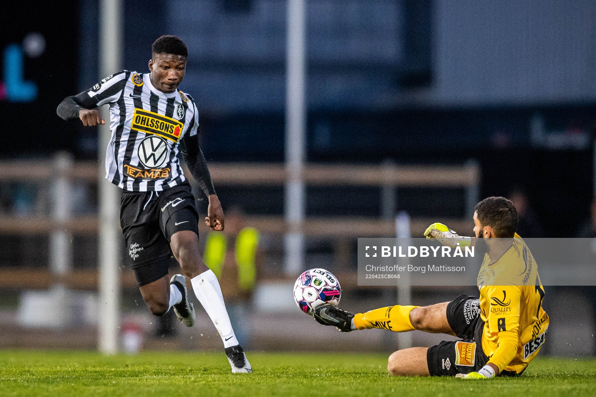 Landskronas Ousmane Diawara och Örgrytes målvakt Sixten