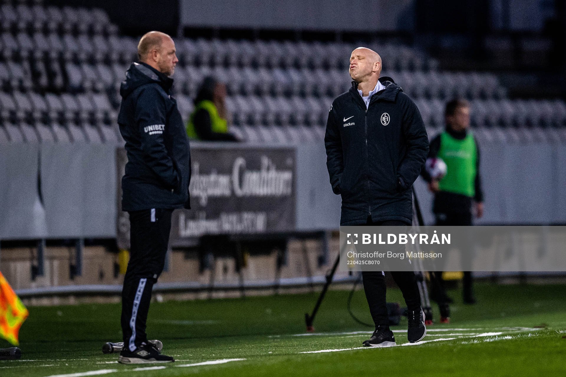 Landskronas tränare Billy Magnusson jublar efter fotbollsmatchen i Superettan mellan Landskrona och Örgryte den 25 april 2022 i Landskrona.
